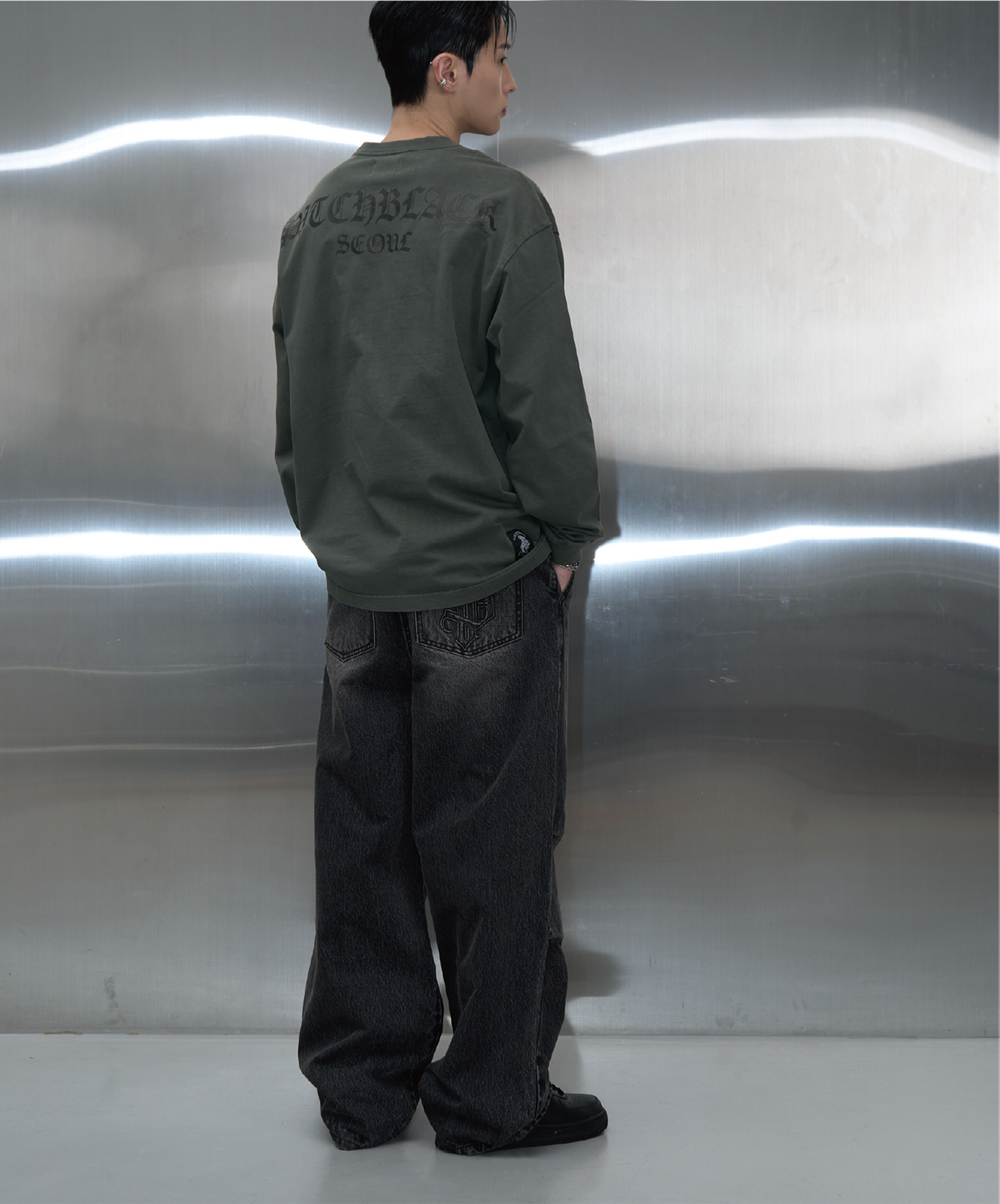 피치블랙(PITCHBLACK) VINTAGE PIGMENT PRINTING LONG SLEEVE TEE (KHAKI GREEN)