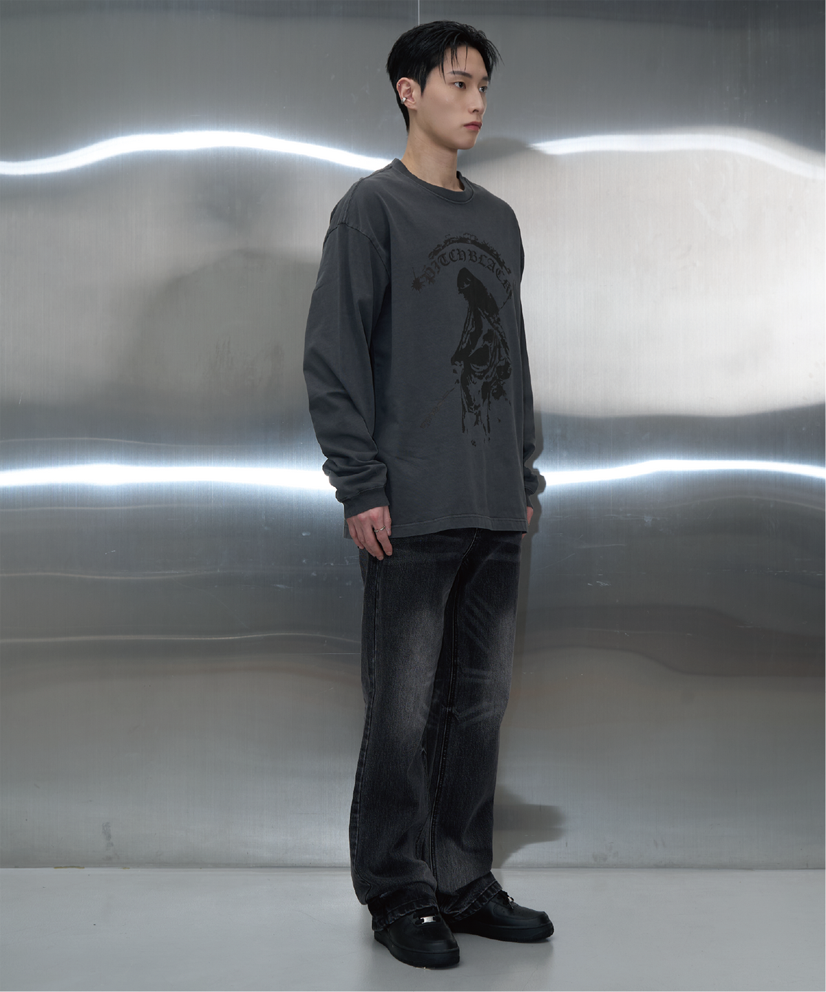 피치블랙(PITCHBLACK) VINTAGE PIGMENT PRINTING LONG SLEEVE TEE (CHARCOAL)