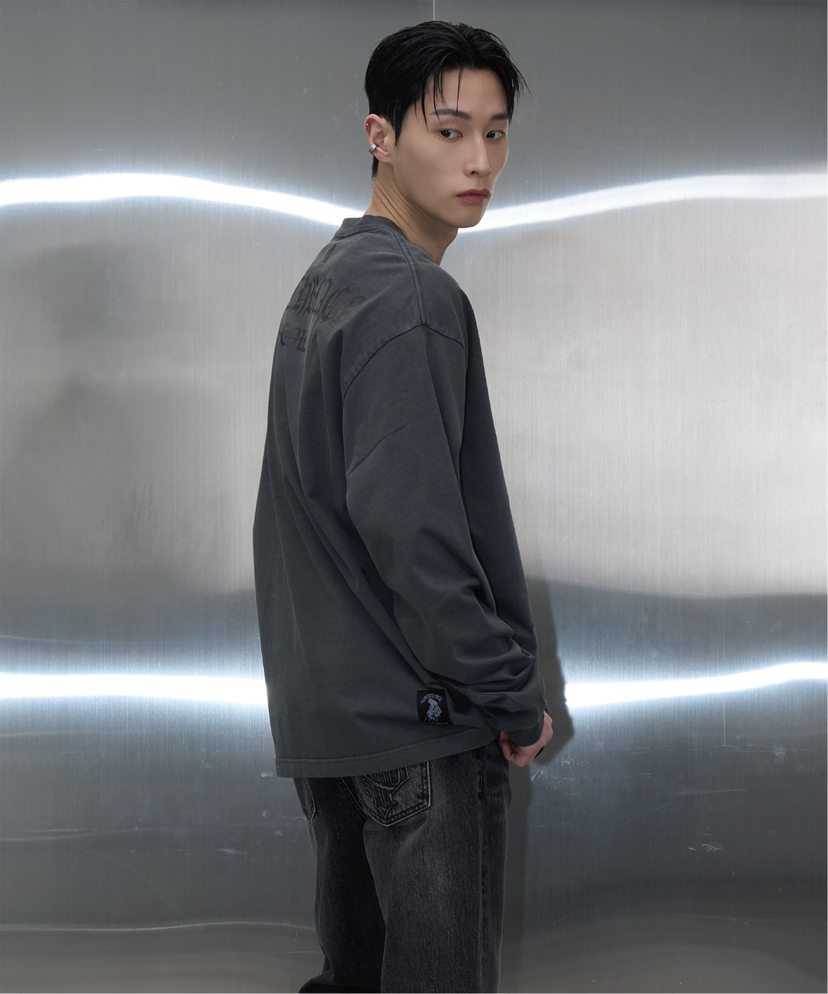 피치블랙(PITCHBLACK) VINTAGE PIGMENT PRINTING LONG SLEEVE TEE (CHARCOAL)
