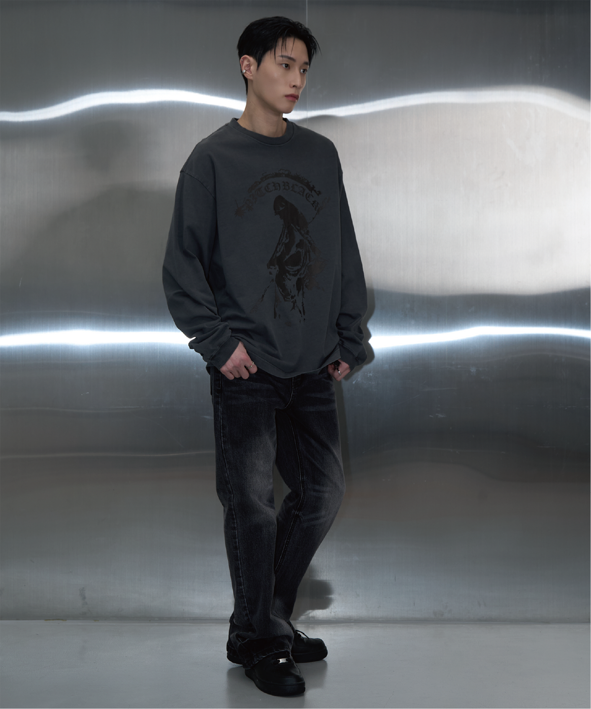 피치블랙(PITCHBLACK) VINTAGE PIGMENT PRINTING LONG SLEEVE TEE (CHARCOAL)