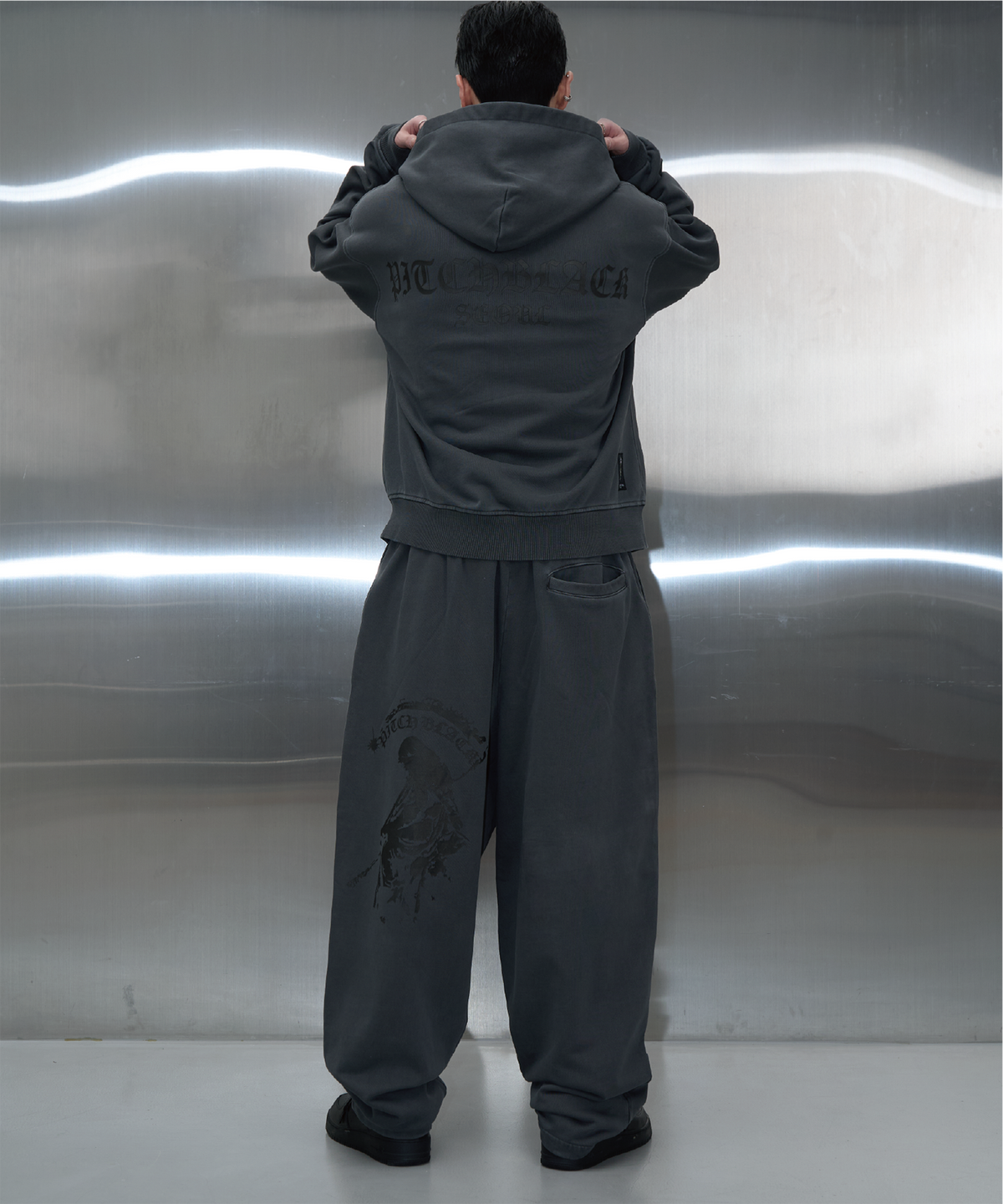 피치블랙(PITCHBLACK) VINTAGE PIGMENT PRINTING SWEAT PANTS (CHARCOAL)