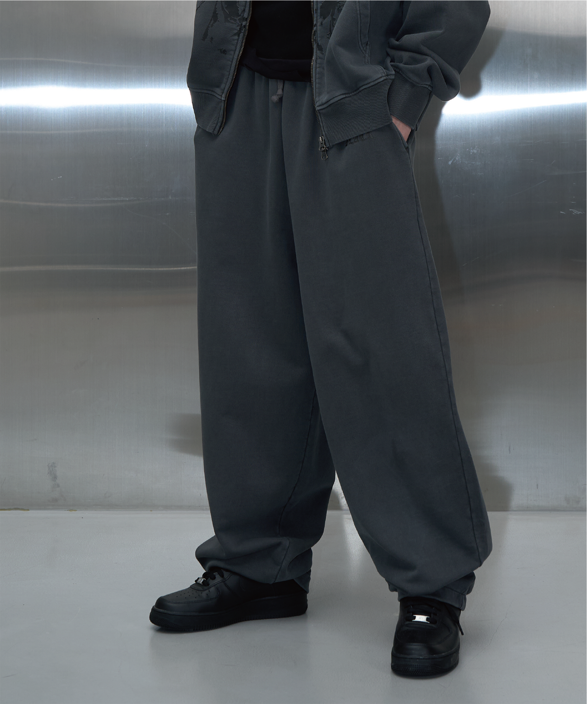 피치블랙(PITCHBLACK) VINTAGE PIGMENT PRINTING SWEAT PANTS (CHARCOAL)
