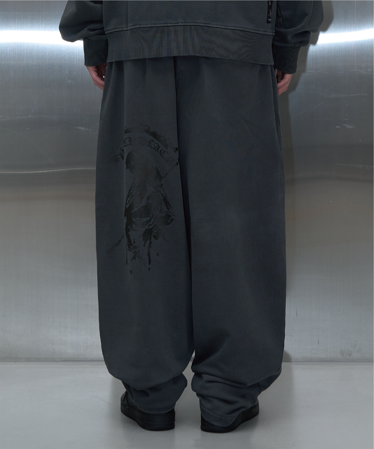 피치블랙(PITCHBLACK) VINTAGE PIGMENT PRINTING SWEAT PANTS (CHARCOAL)