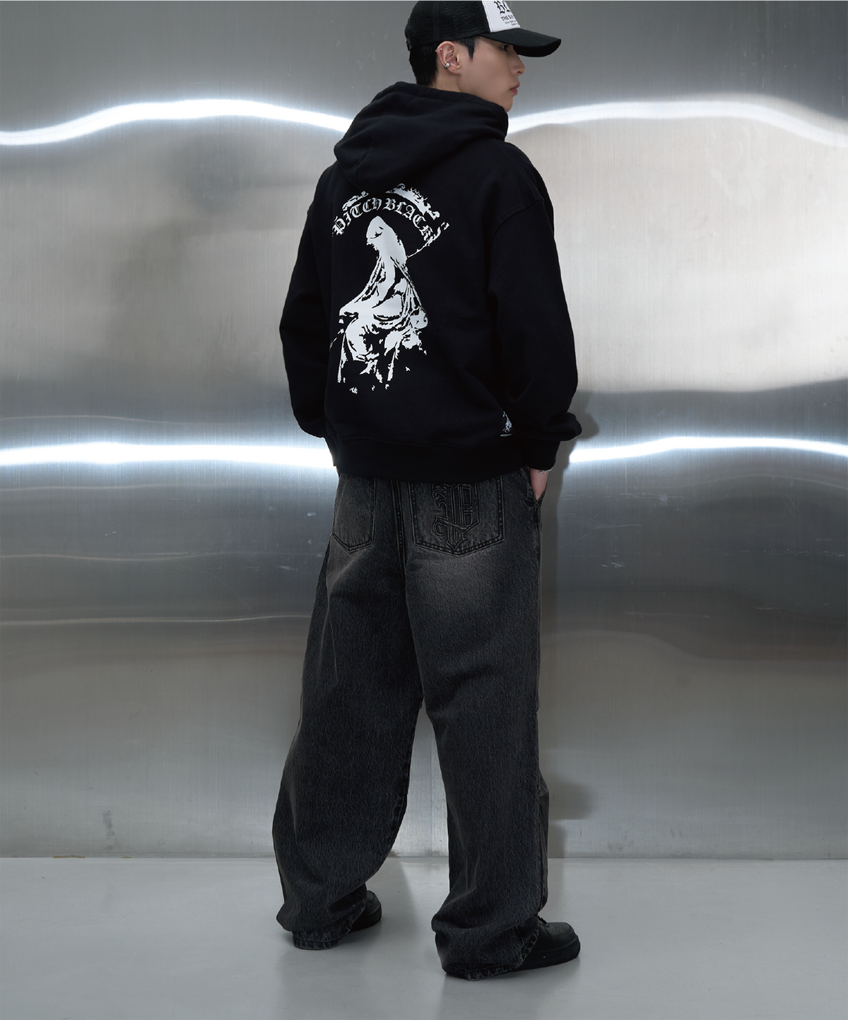 피치블랙(PITCHBLACK) BACK PRINTING LOGO HOODIE (BLACK)
