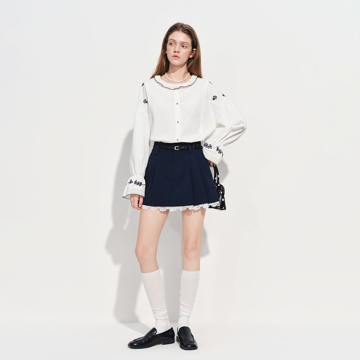 웬스데이딜라잇(WEDNESDAY DELIGHT) WD_Embroidered ruffle button blouse