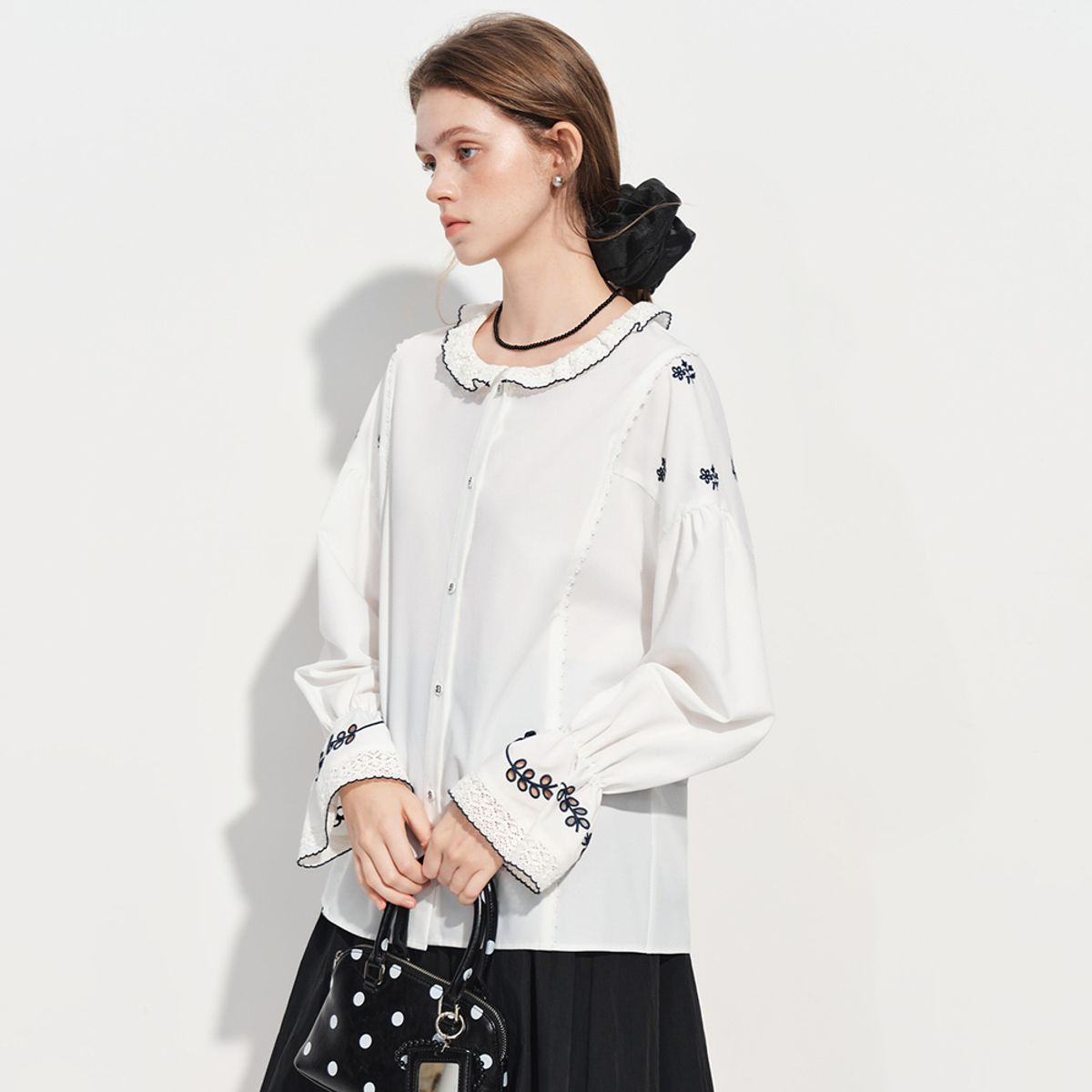 웬스데이딜라잇(WEDNESDAY DELIGHT) WD_Embroidered ruffle button blouse