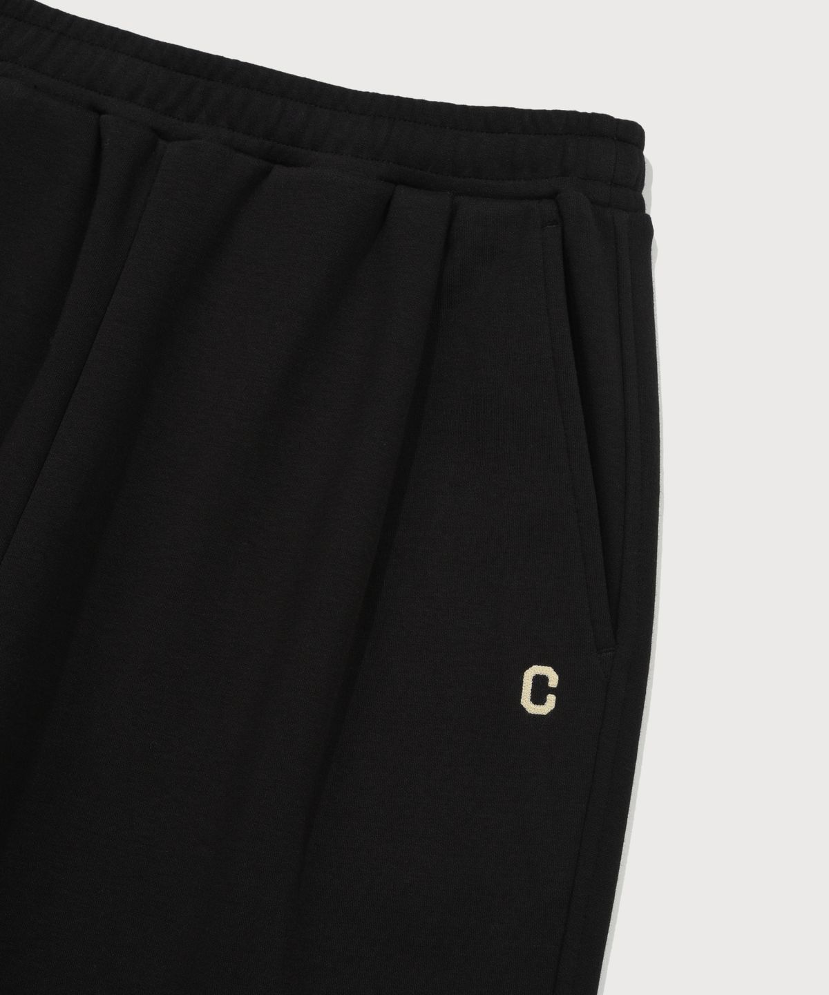 커버낫(COVERNAT) C 로고 세미와이드 스웻 팬츠 블랙