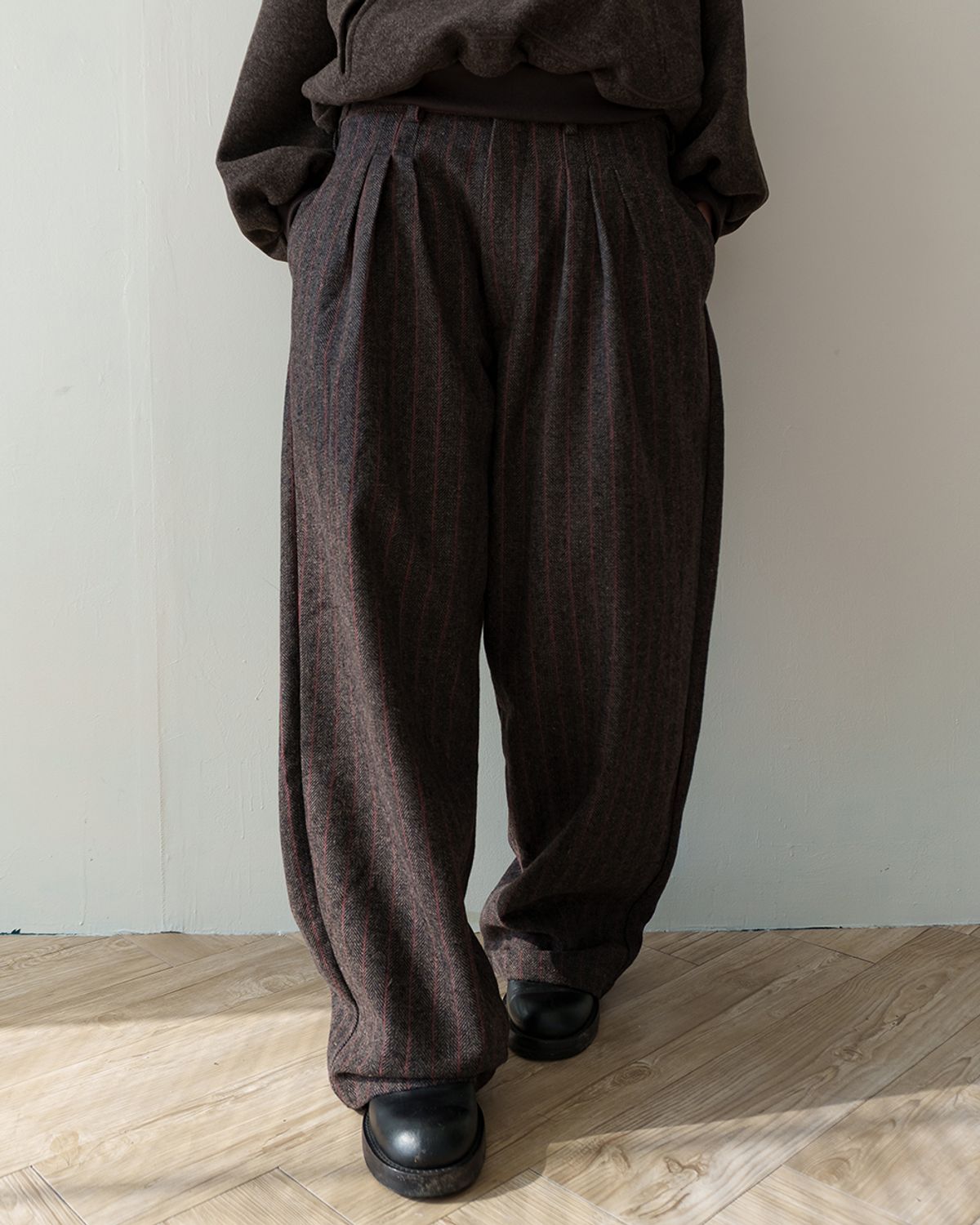 카락터(KARACTOR) Wool herringbone pleat pants / Brown