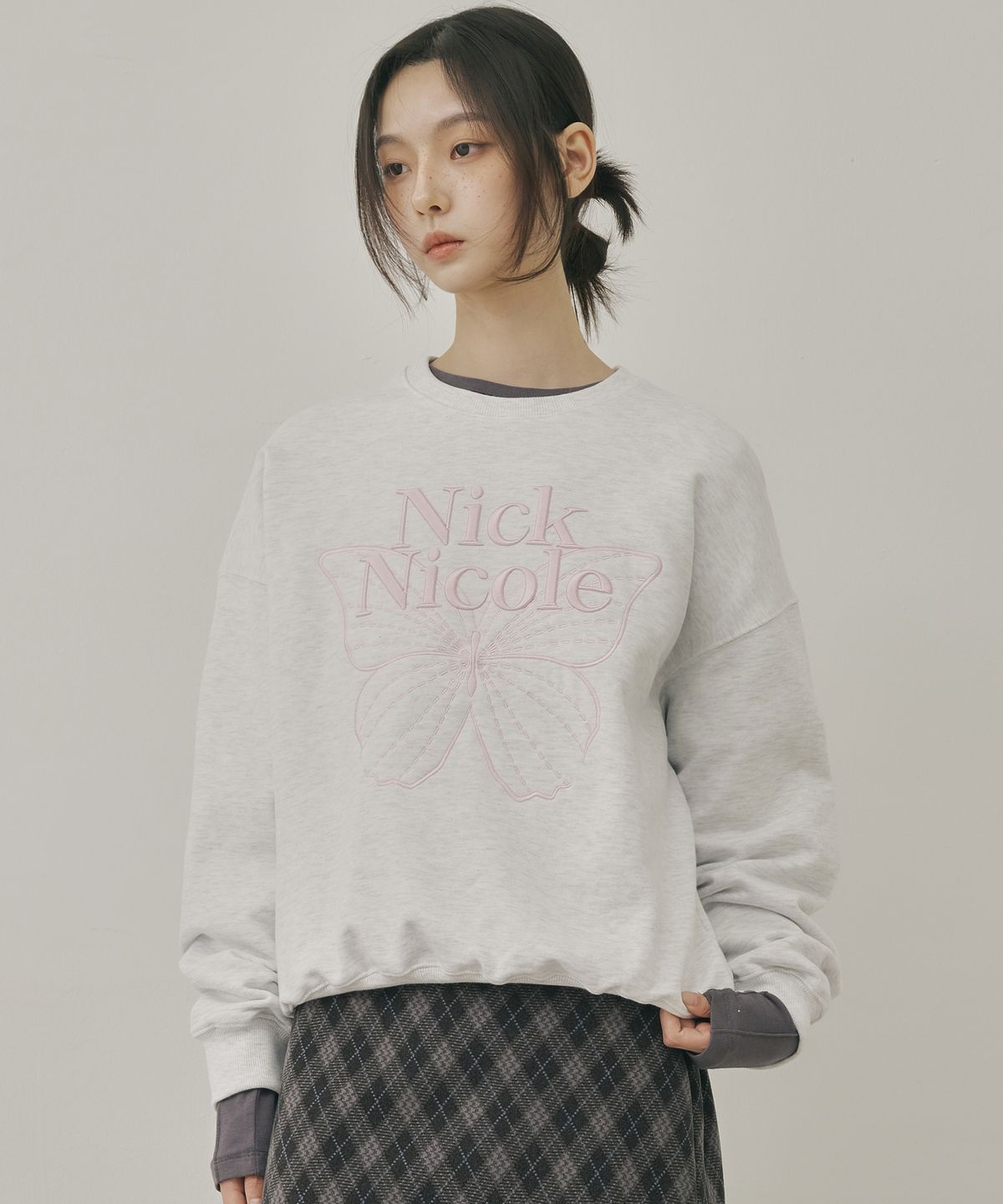 닉앤니콜(NICK&NICOLE) VOLUME BUTTERFLY SIGNATURE SWEATSHIRT_MELANGE LIGHT PINK