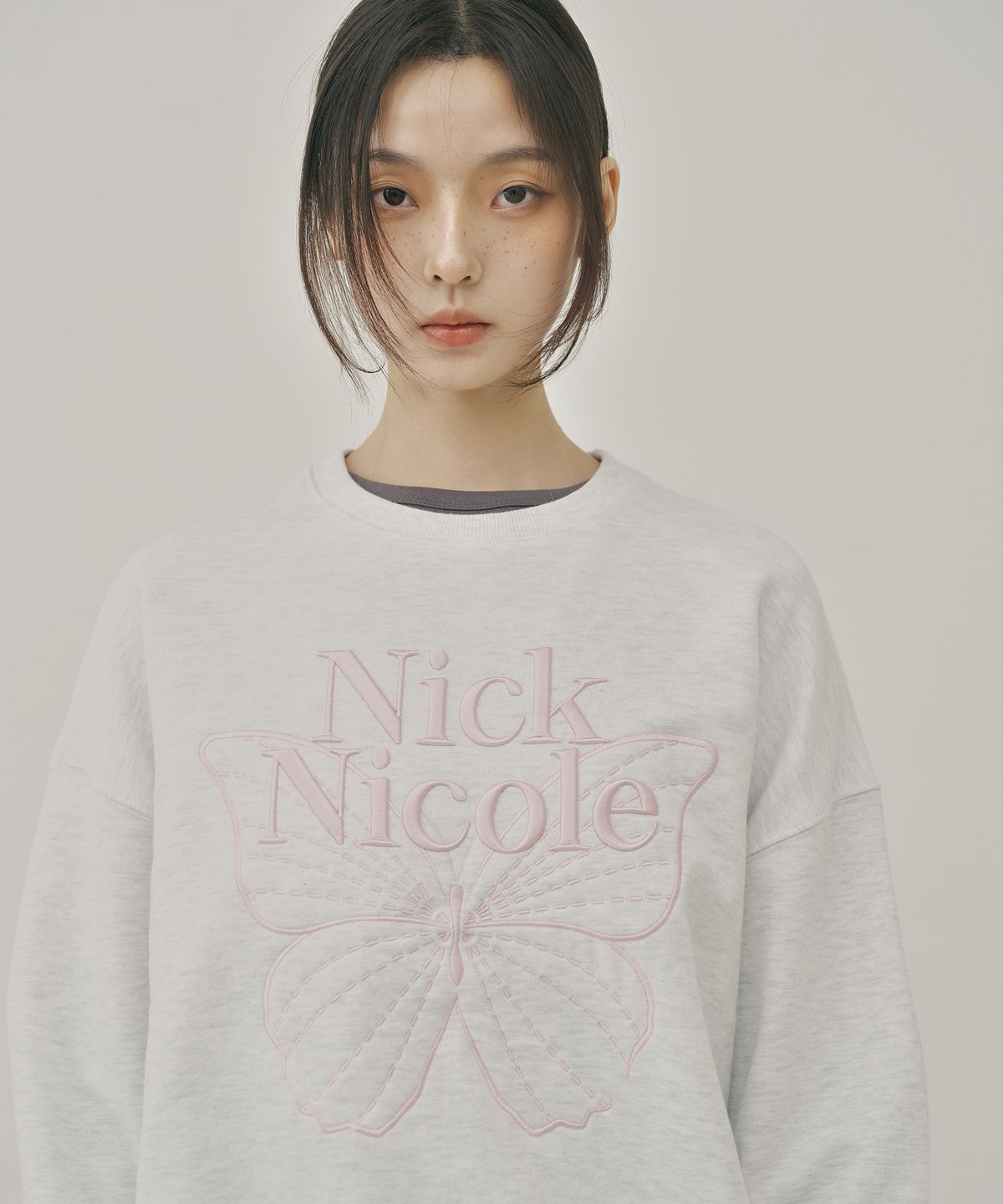 닉앤니콜(NICK&NICOLE) VOLUME BUTTERFLY SIGNATURE SWEATSHIRT_MELANGE LIGHT PINK