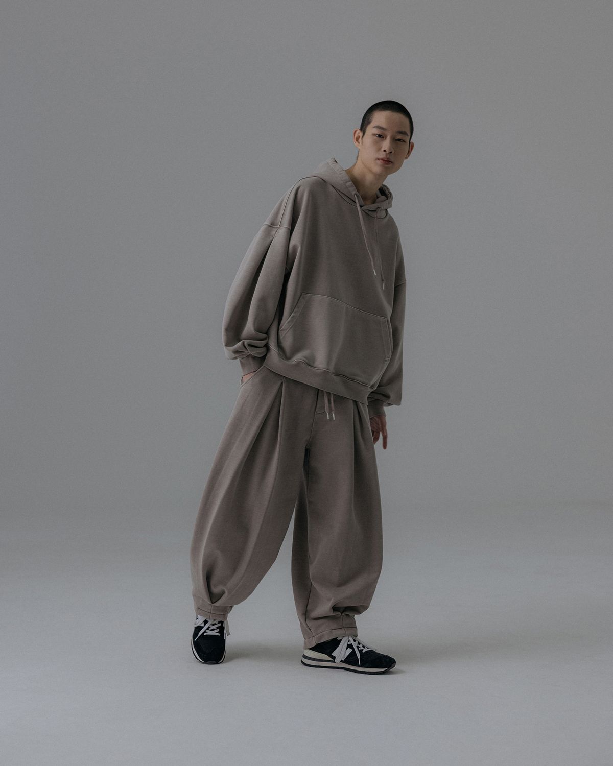 앵글런(ANGLAN) Valley Tuck Sweat Balloon Hoodie - Washed Beige