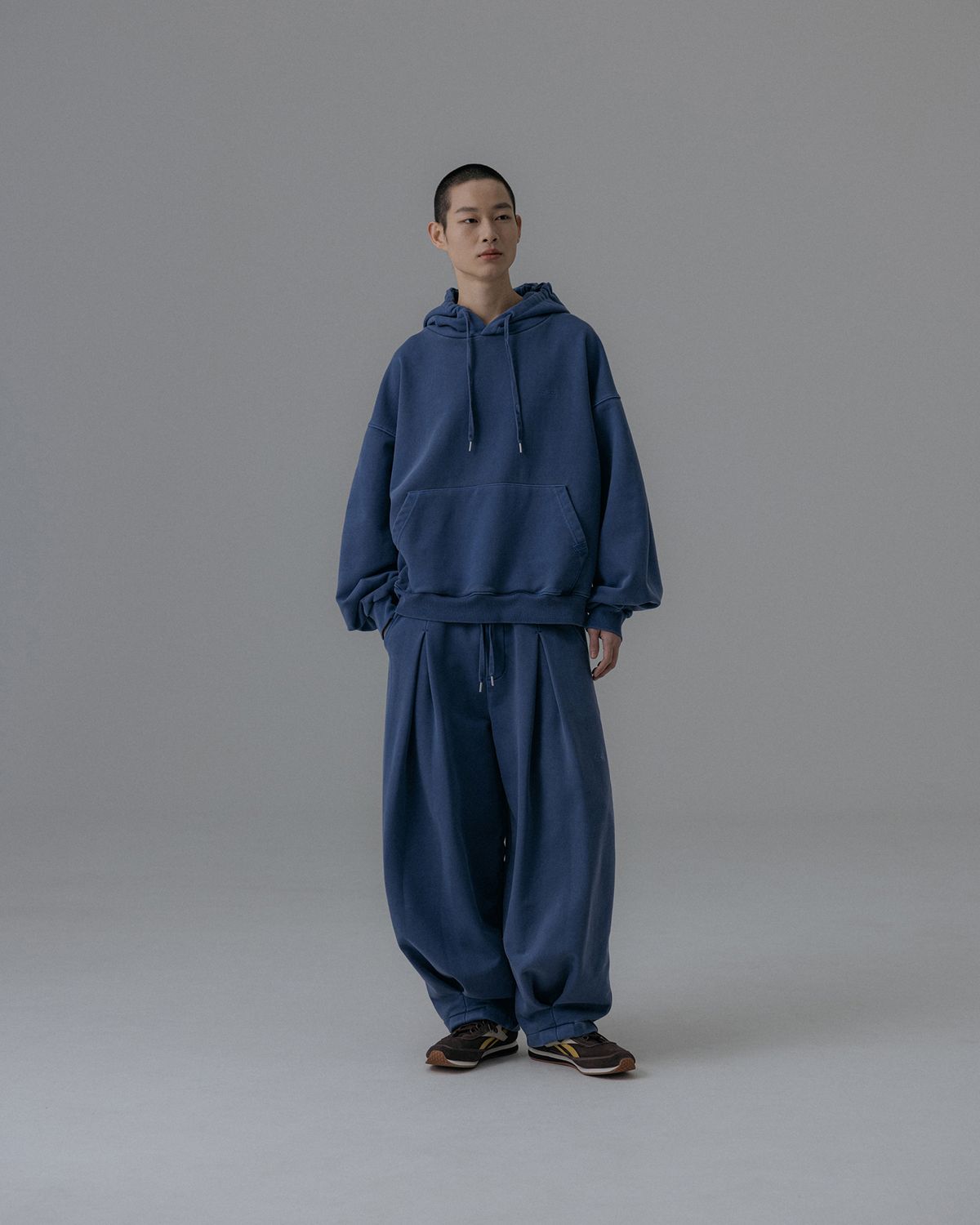 앵글런(ANGLAN) Valley Tuck Sweat Balloon Hoodie - Washed Blue