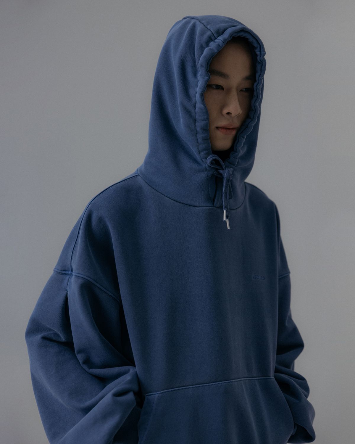 앵글런(ANGLAN) Valley Tuck Sweat Balloon Hoodie - Washed Blue