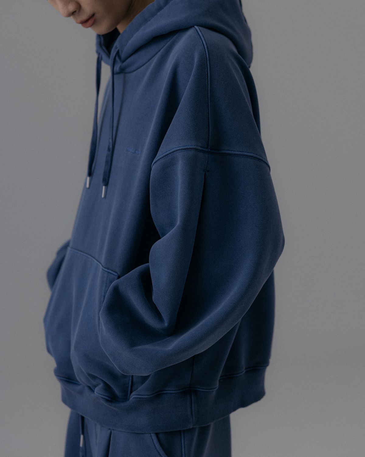 앵글런(ANGLAN) Valley Tuck Sweat Balloon Hoodie - Washed Blue