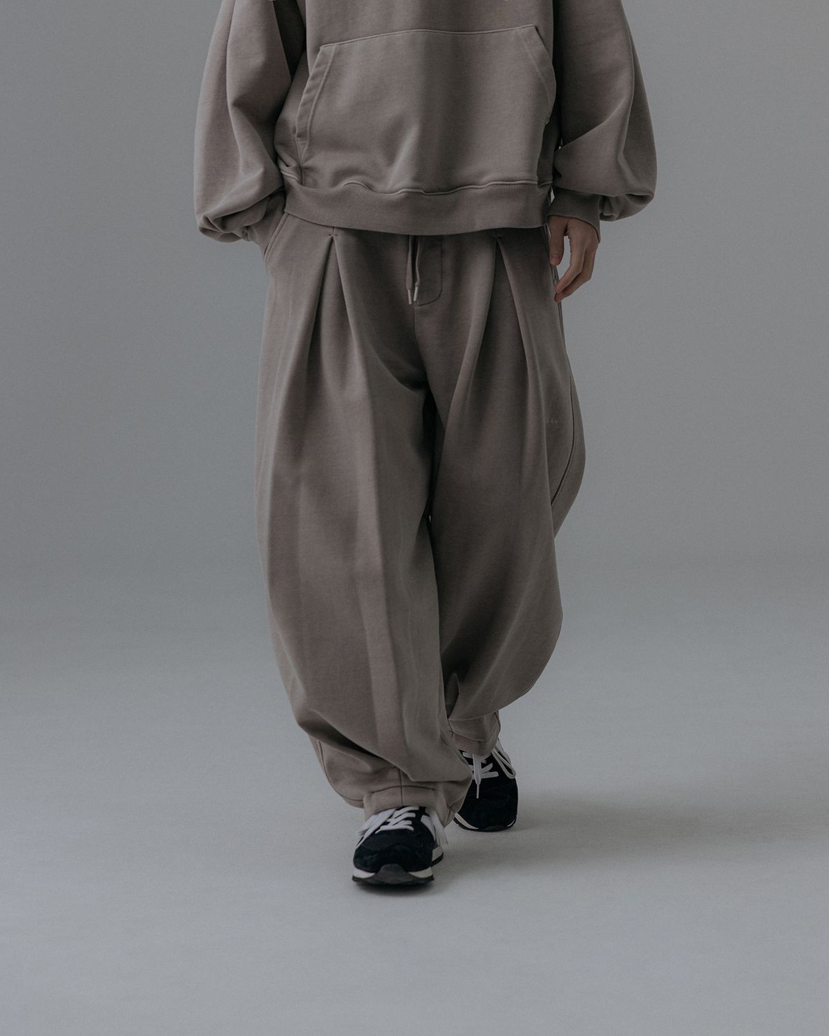 앵글런(ANGLAN) Valley Tuck Sweat Balloon Pants - Washed Beige