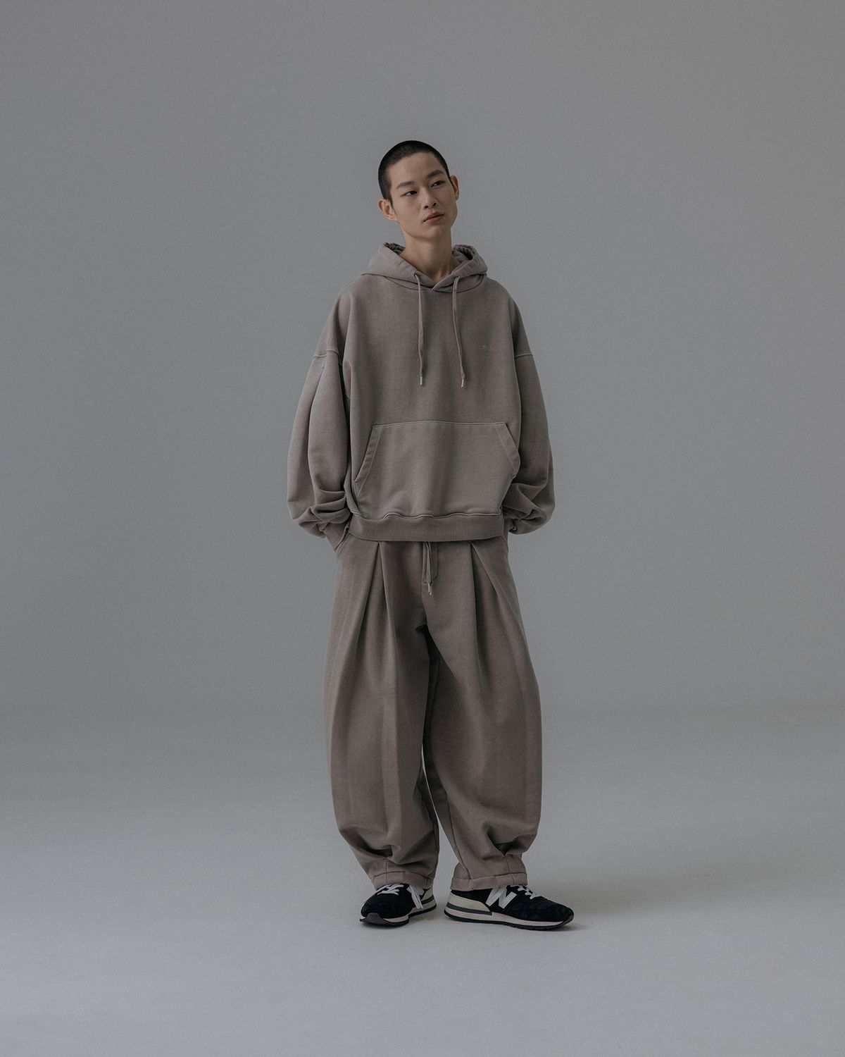 앵글런(ANGLAN) Valley Tuck Sweat Balloon Pants - Washed Beige