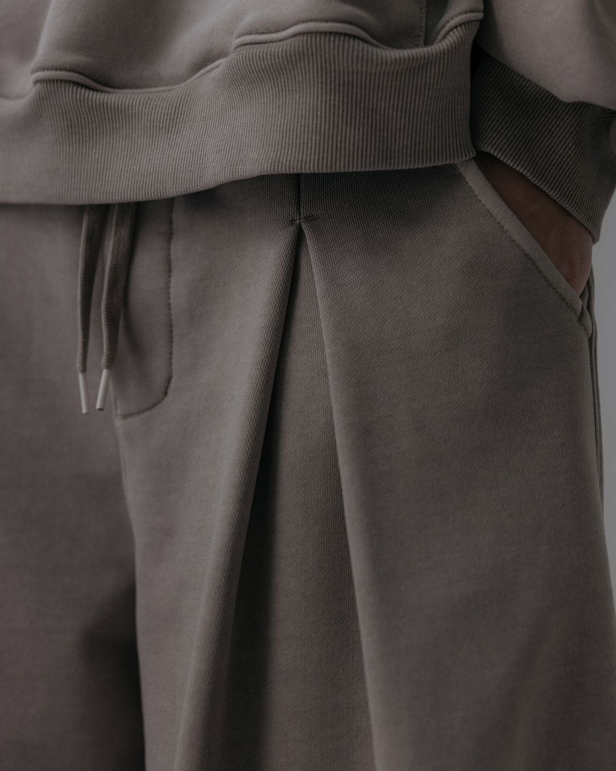 앵글런(ANGLAN) Valley Tuck Sweat Balloon Pants - Washed Beige
