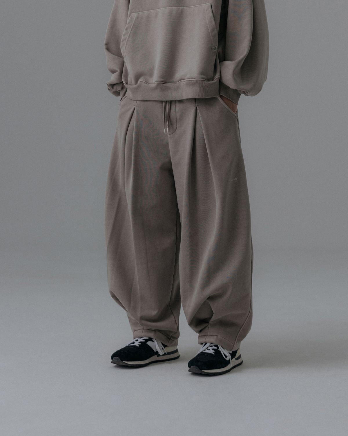 앵글런(ANGLAN) Valley Tuck Sweat Balloon Pants - Washed Beige