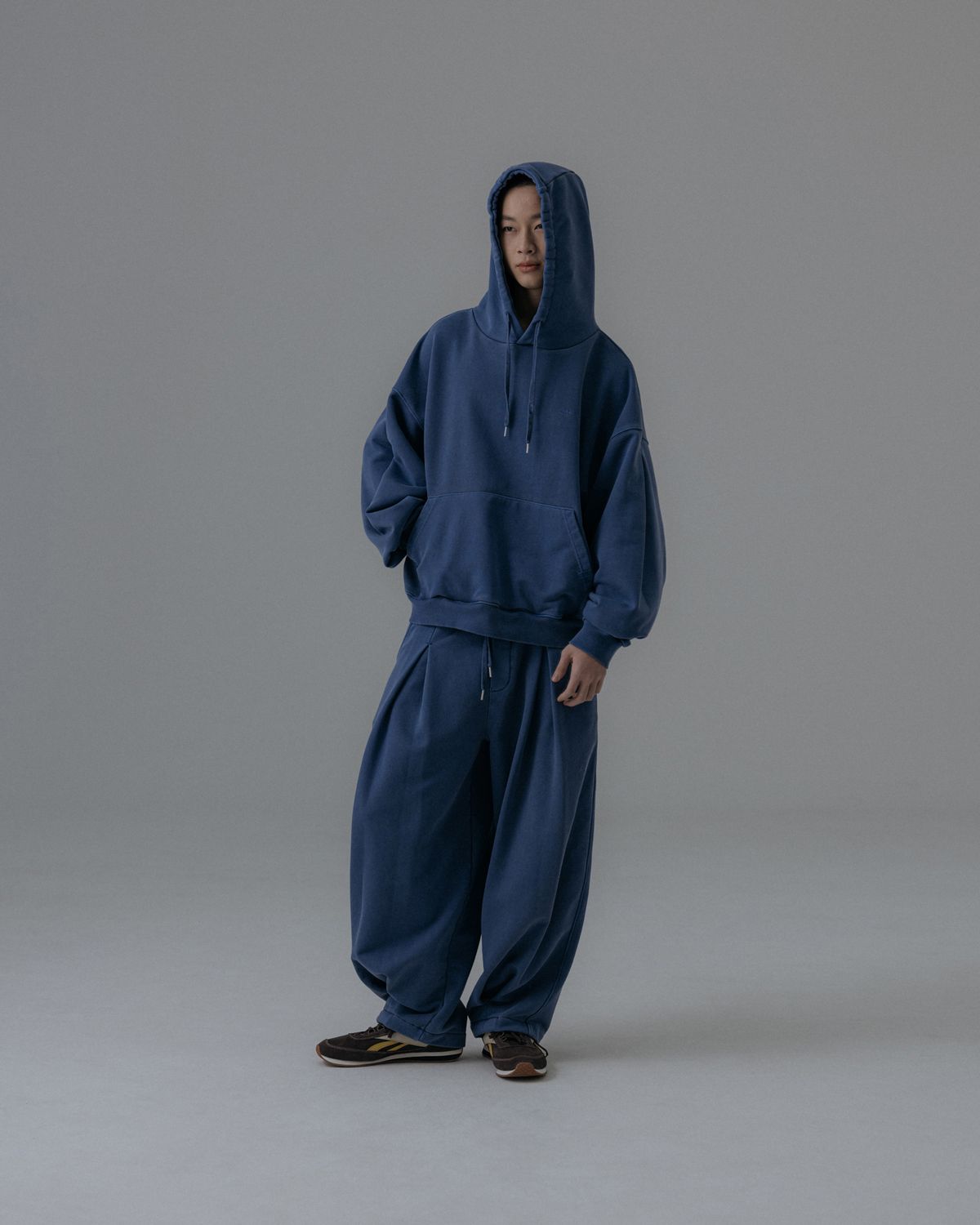 앵글런(ANGLAN) Valley Tuck Sweat Balloon Pants - Washed Blue