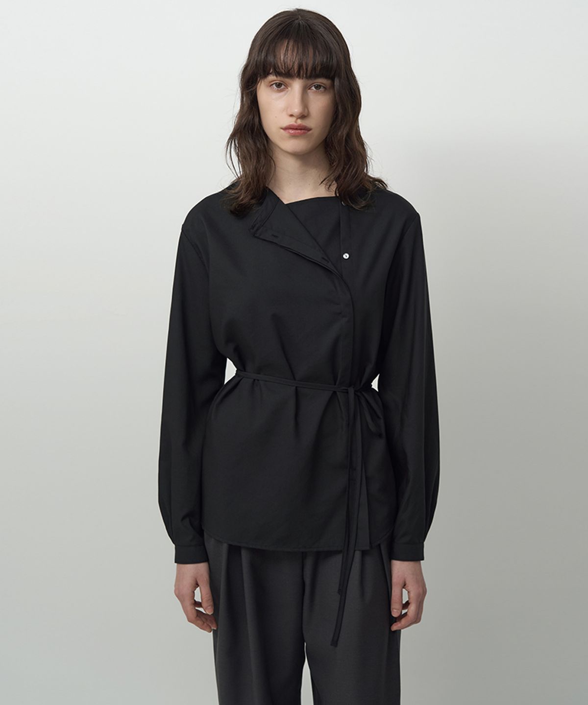 러프사이드 화이트라벨(ROUGH SIDE WHITE LABEL) Tied Wrap Blouse Crow