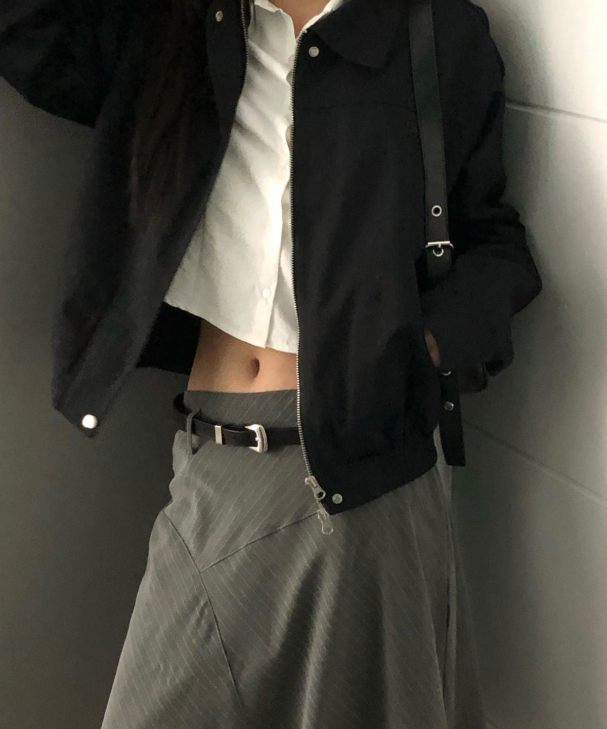 칙스(CHICKS) 핀스트라이프 언발 미디 스커트 차콜