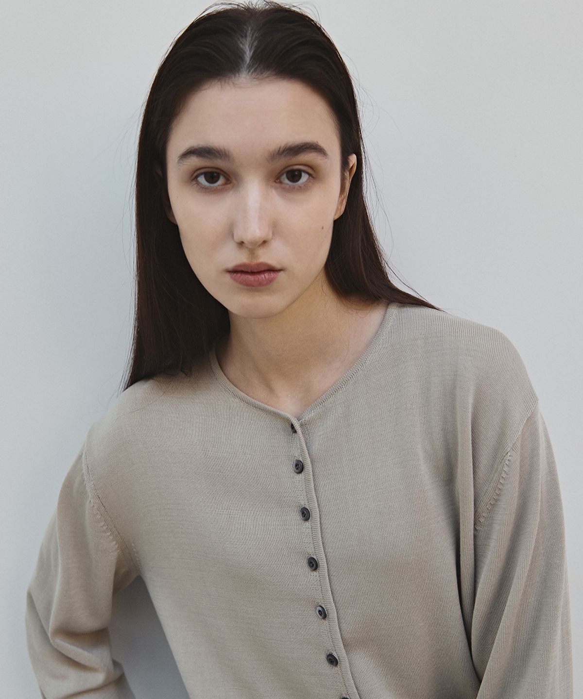 러프사이드 화이트라벨(ROUGH SIDE WHITE LABEL) Petite Button Cardigan Greige