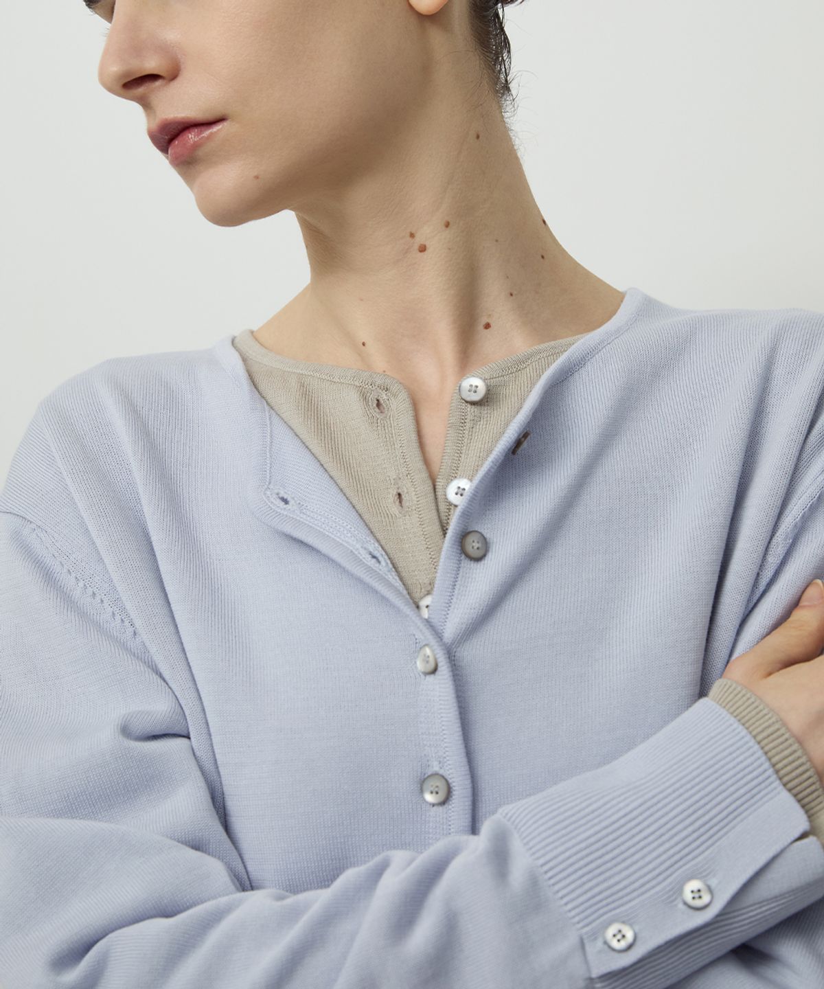 러프사이드 화이트라벨(ROUGH SIDE WHITE LABEL) Petite Button Cardigan Sky Blue