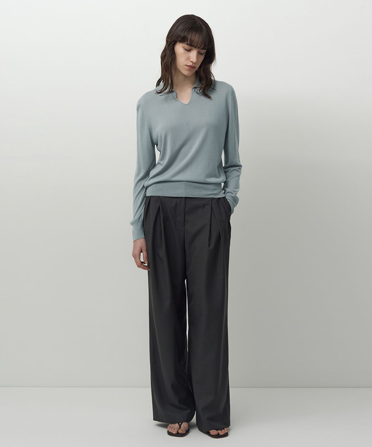 러프사이드 화이트라벨(ROUGH SIDE WHITE LABEL) Slit Collar Knit Dusty Blue