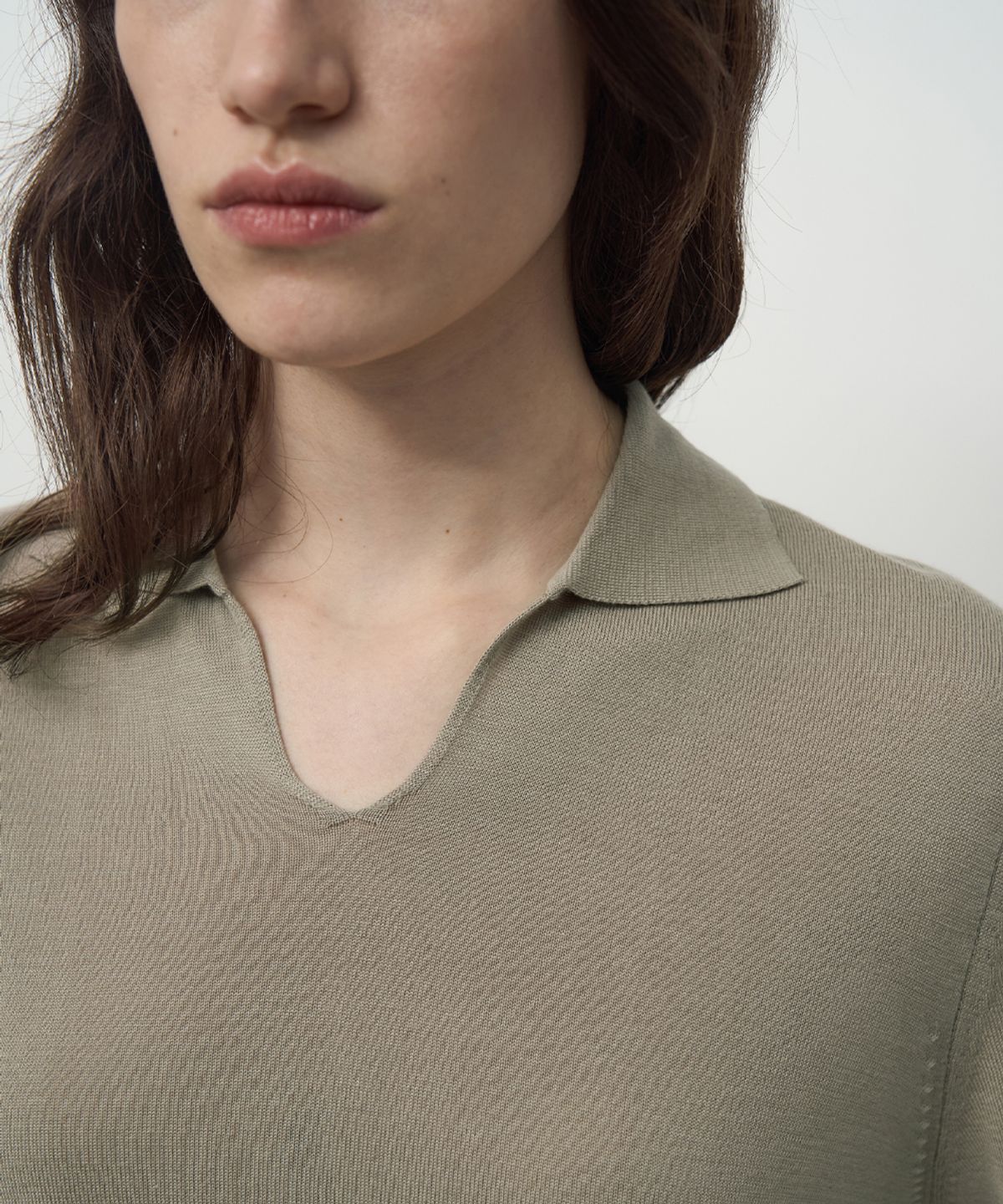 러프사이드 화이트라벨(ROUGH SIDE WHITE LABEL) Slit Collar Knit Greige