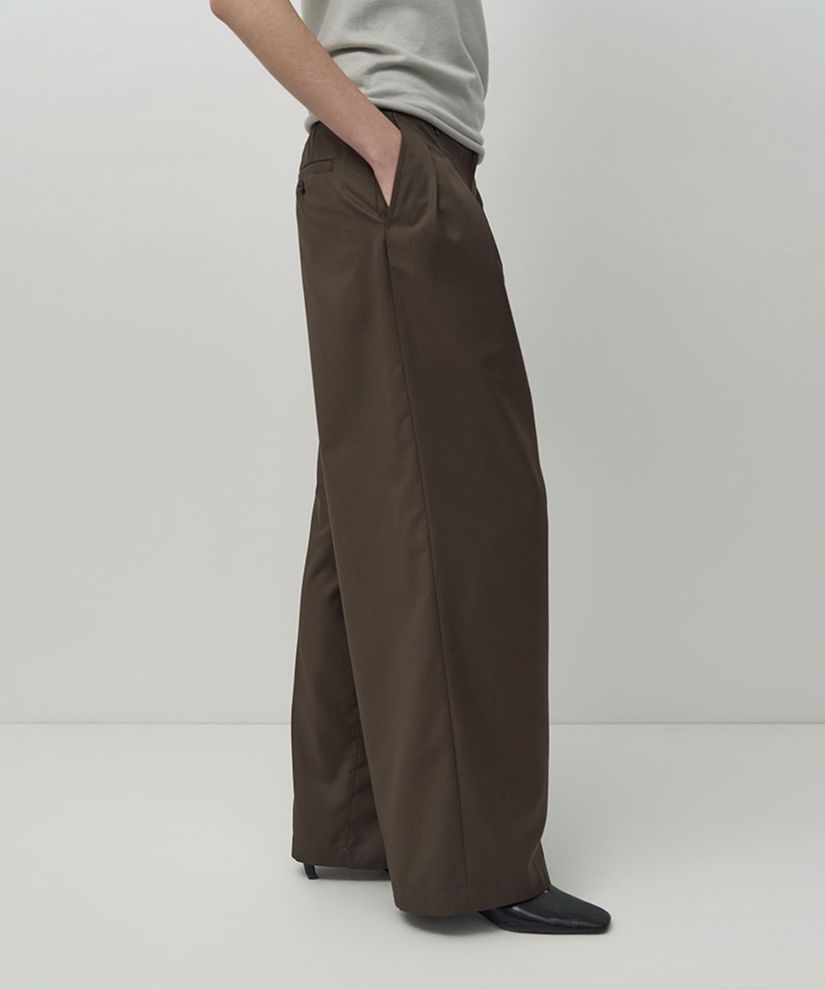 러프사이드 화이트라벨(ROUGH SIDE WHITE LABEL) Wide Tuck Pants Brown