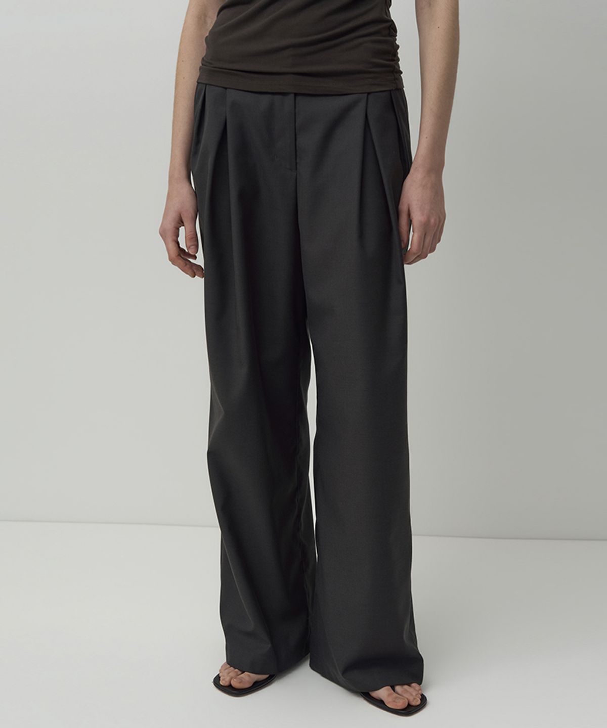 러프사이드 화이트라벨(ROUGH SIDE WHITE LABEL) Wide Tuck Pants Charcoal