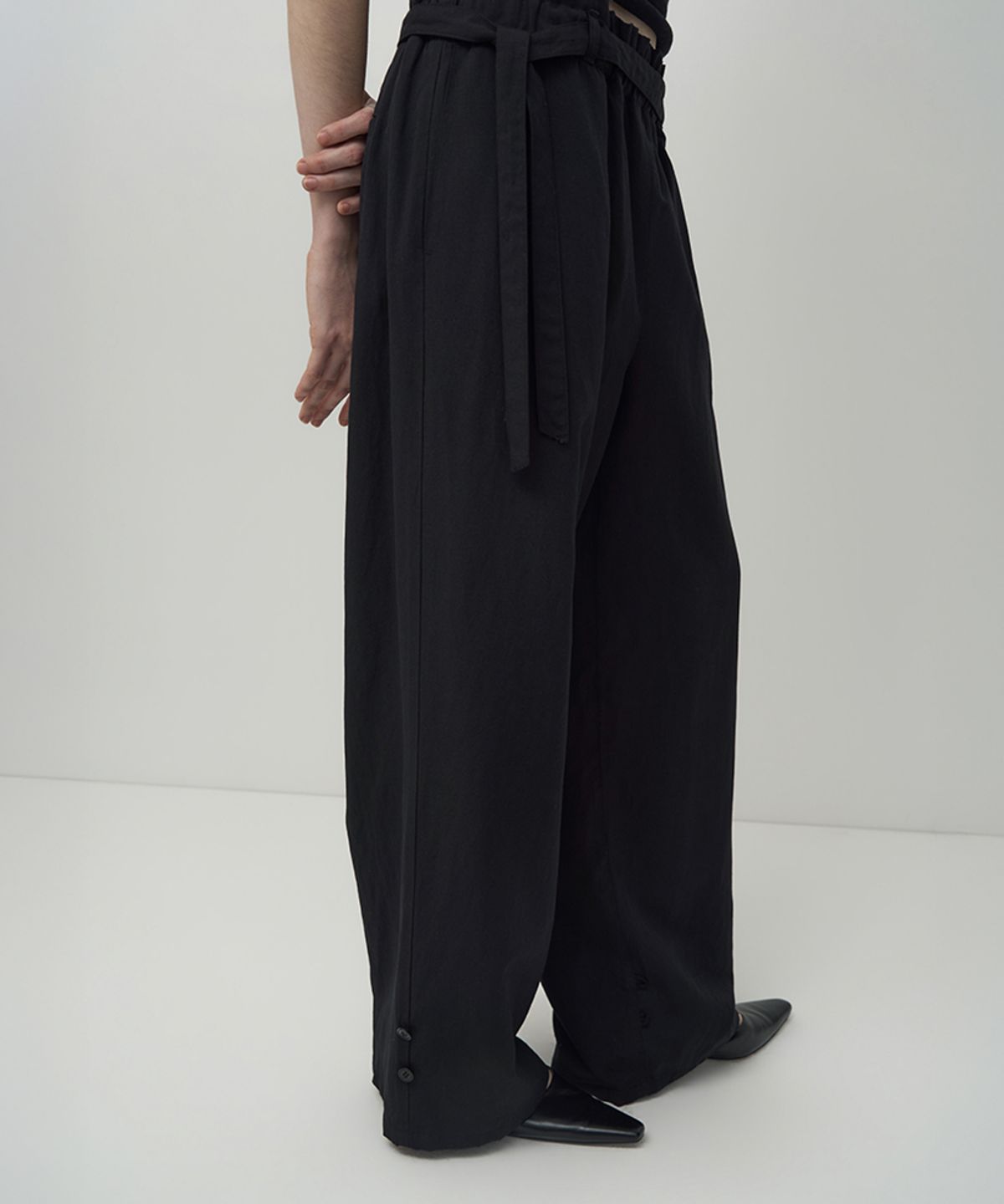 러프사이드 화이트라벨(ROUGH SIDE WHITE LABEL) Belted Curtain Pants Crow