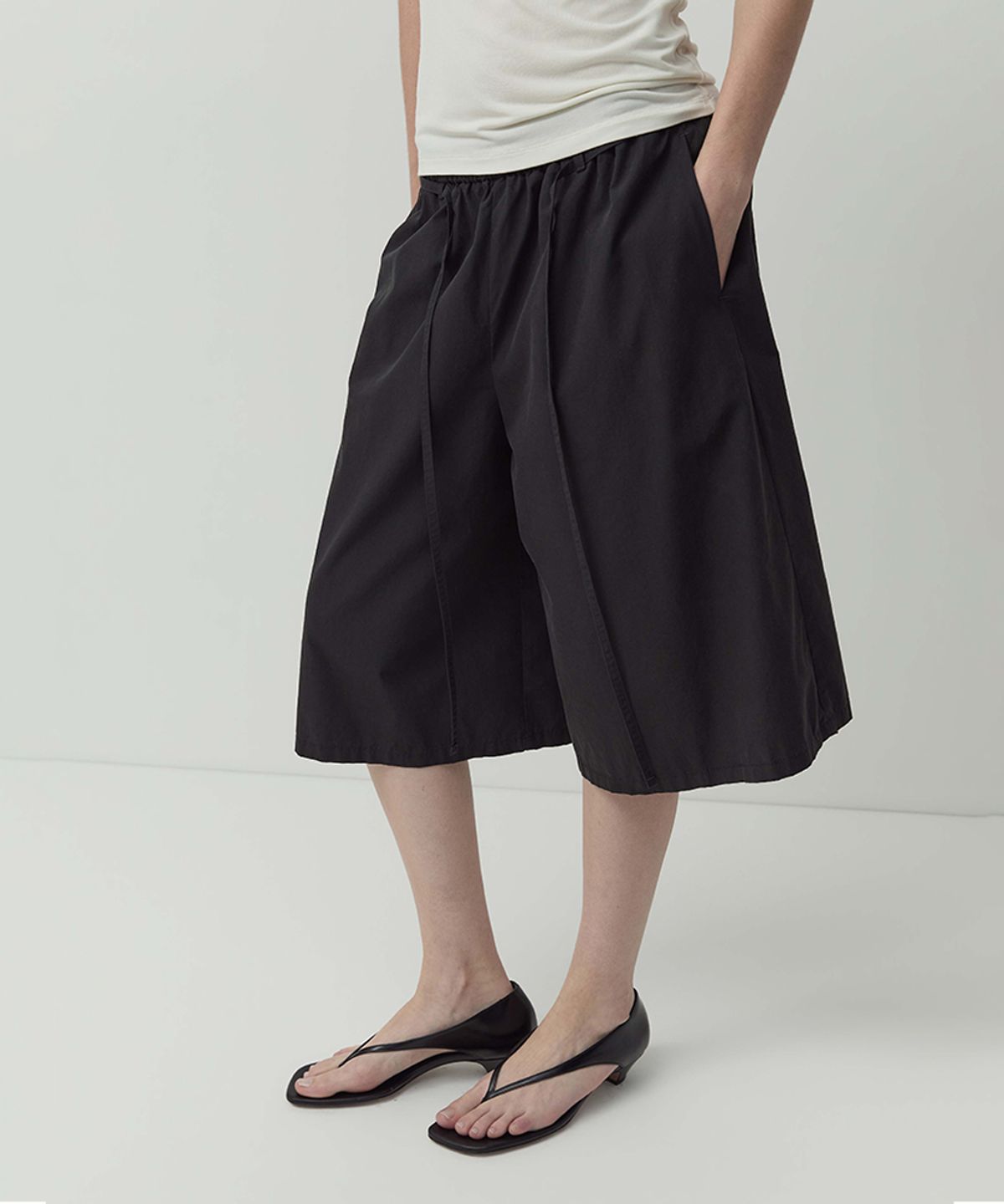 러프사이드 화이트라벨(ROUGH SIDE WHITE LABEL) Easy Skirt Shorts Crow