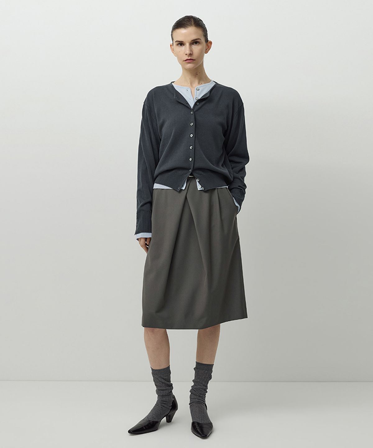 러프사이드 화이트라벨(ROUGH SIDE WHITE LABEL) Budlet Pleated Skirt Charcoal