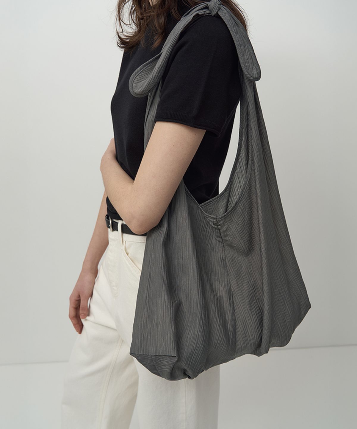 러프사이드 화이트라벨(ROUGH SIDE WHITE LABEL) Wrinkle Sheer Bag Dark Grey