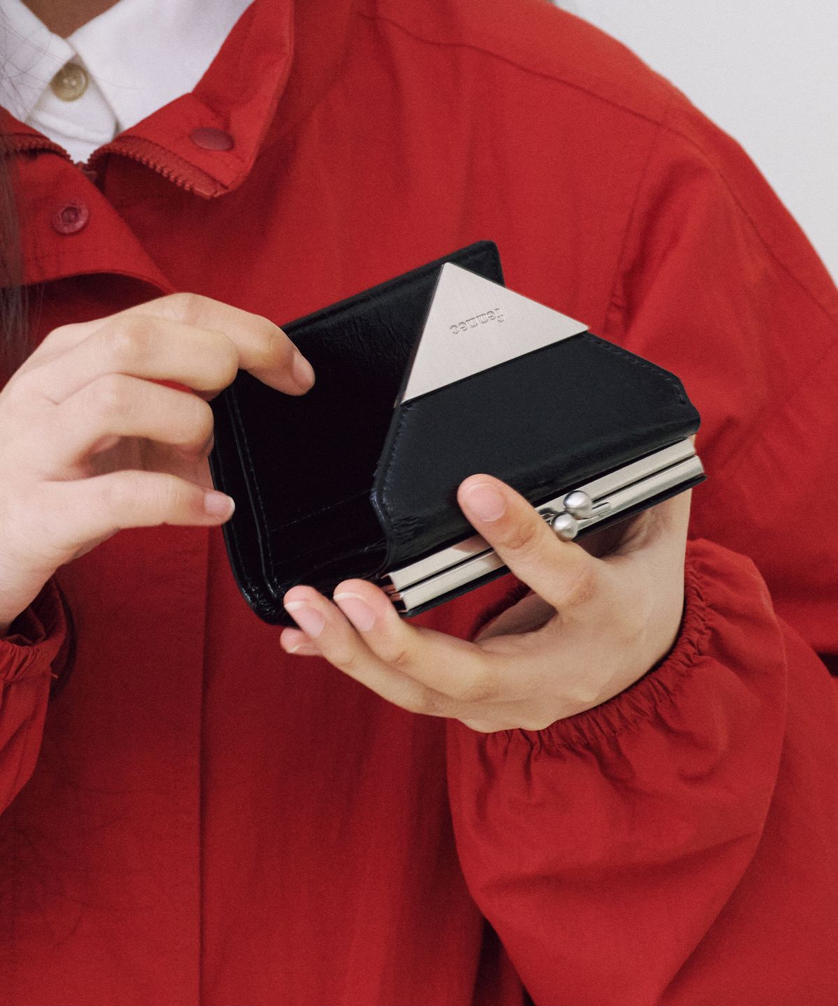 페넥(FENNEC) CRINKLE TRIANGLE FRAME WALLET - BLACK