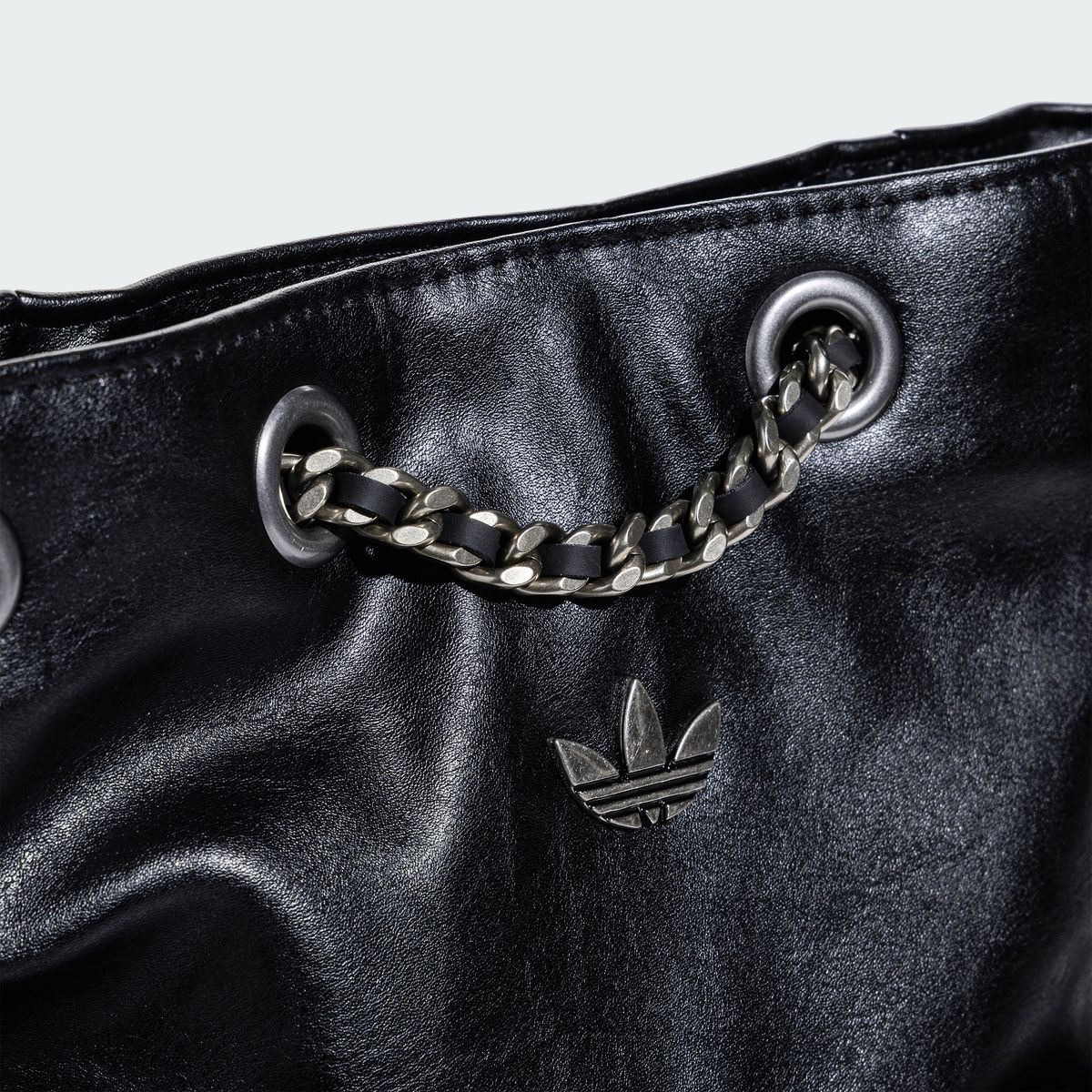 아디다스(ADIDAS) 여성용 클래식 스포츠 숄더 백 KW4750
