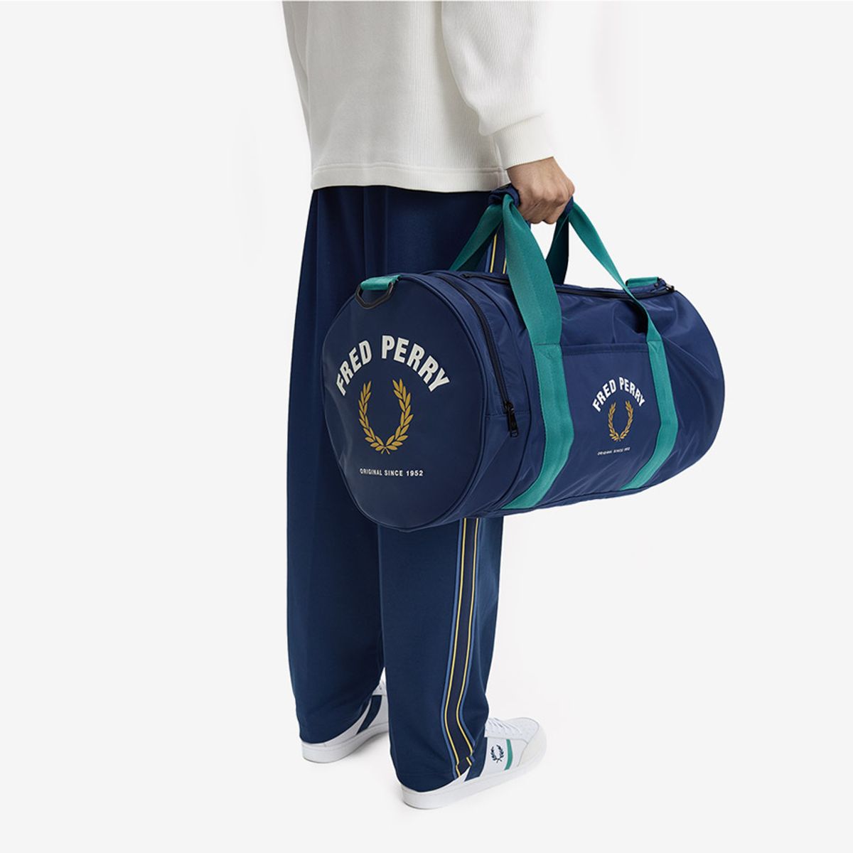 프레드페리(FRED PERRY) 스포츠 나일론 라지 배럴 백 - 테니스 블루 CFPU2612176-X86