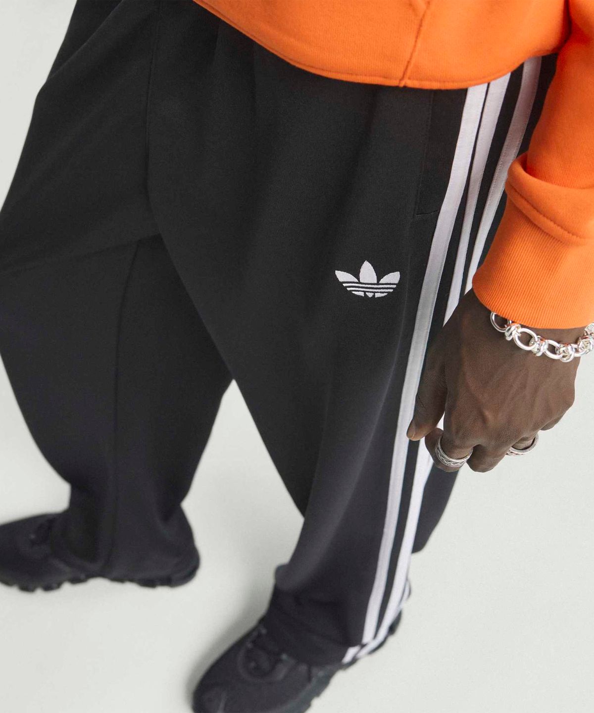 아디다스(ADIDAS) 루스 트랙 팬츠 - 블랙:화이트 / KC8534