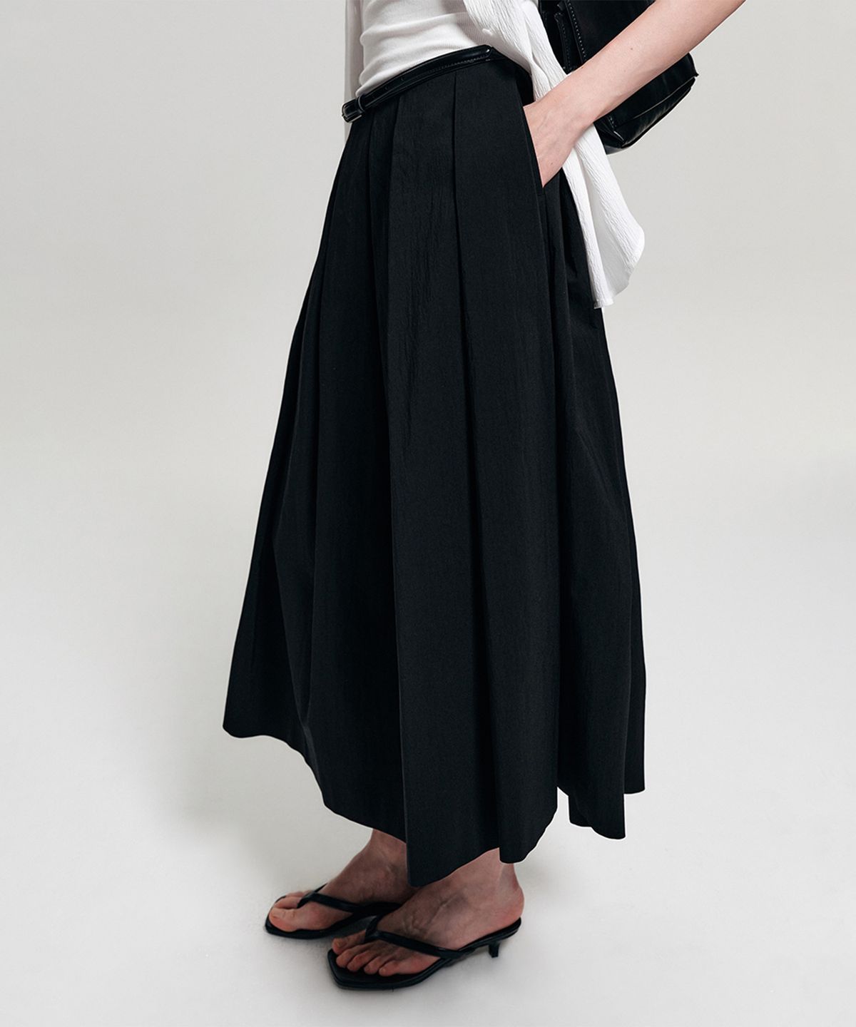 룩캐스트(LOOKAST) 에밀리 미디 플레어 스커트_블랙 / EMILY MIDI FLARE SKIRT_BLACK