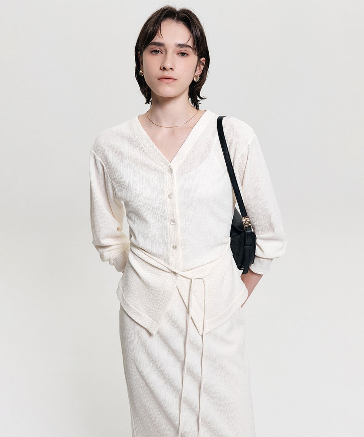 룩캐스트(LOOKAST) 엘리제 플리츠 브이넥 블라우스_아이보리 / ERISE PLEATS V NECK BLOUSE_IVORY