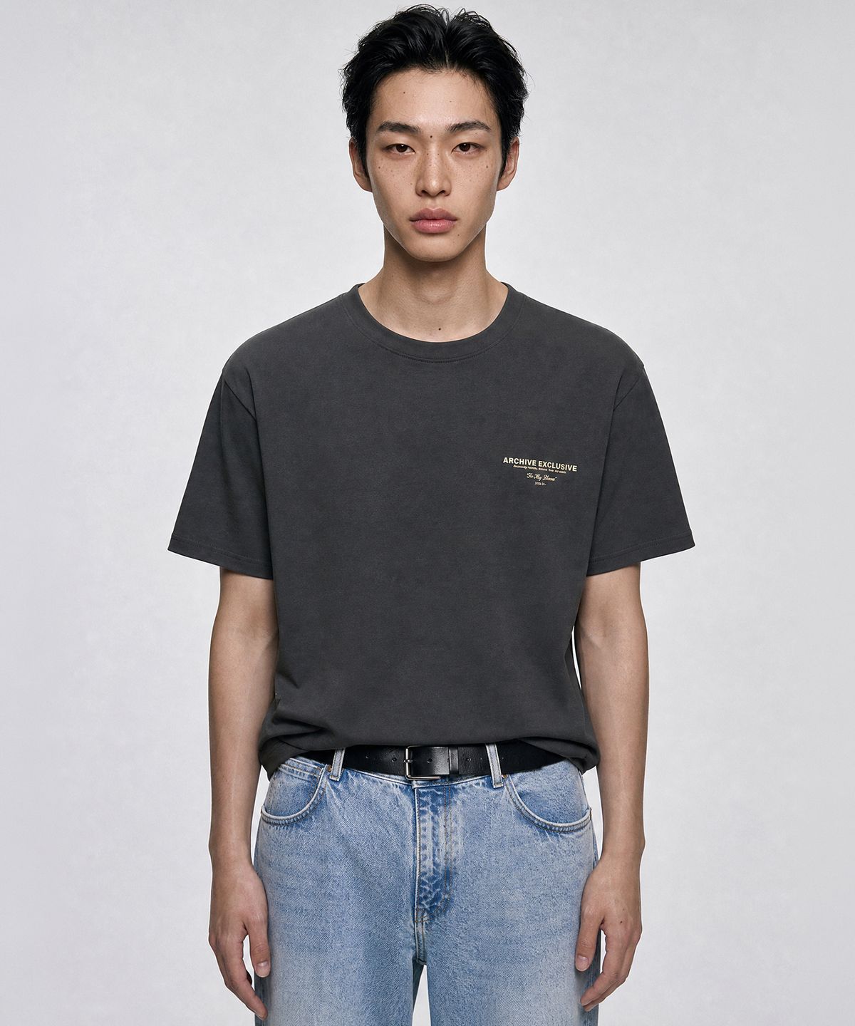 룩캐스트(LOOKAST) [UNISEX]아벨 아카이브 시그니처 티셔츠_차콜 / AVEL ARCHIVE SIGNATURE T-SHIRT_CHARCOAL