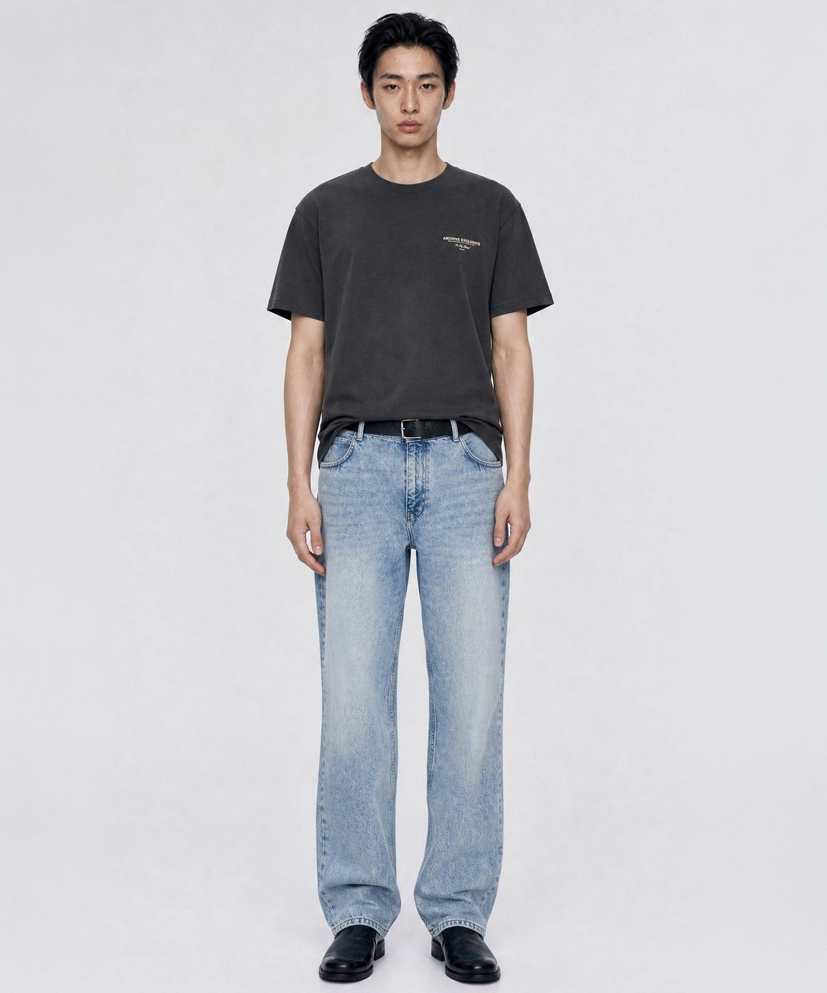 룩캐스트(LOOKAST) [UNISEX]아벨 아카이브 시그니처 티셔츠_차콜 / AVEL ARCHIVE SIGNATURE T-SHIRT_CHARCOAL