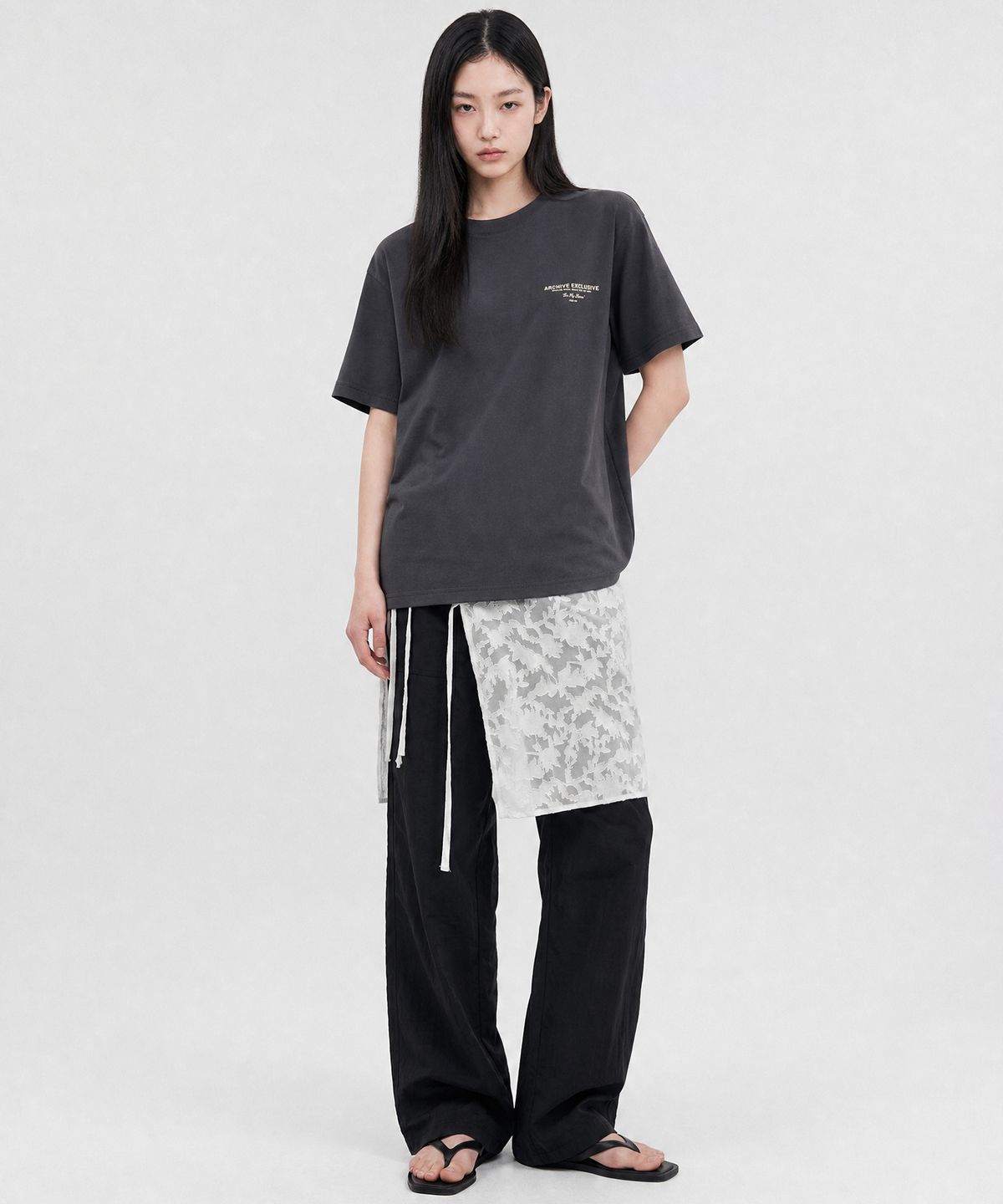 룩캐스트(LOOKAST) [UNISEX]아벨 아카이브 시그니처 티셔츠_차콜 / AVEL ARCHIVE SIGNATURE T-SHIRT_CHARCOAL
