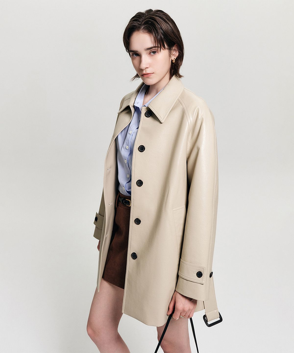 룩캐스트(LOOKAST) 레아 벨티드 비건 레더 하프 코트 / LEA BELTED VEGAN LEATHER HALF COAT_2colors