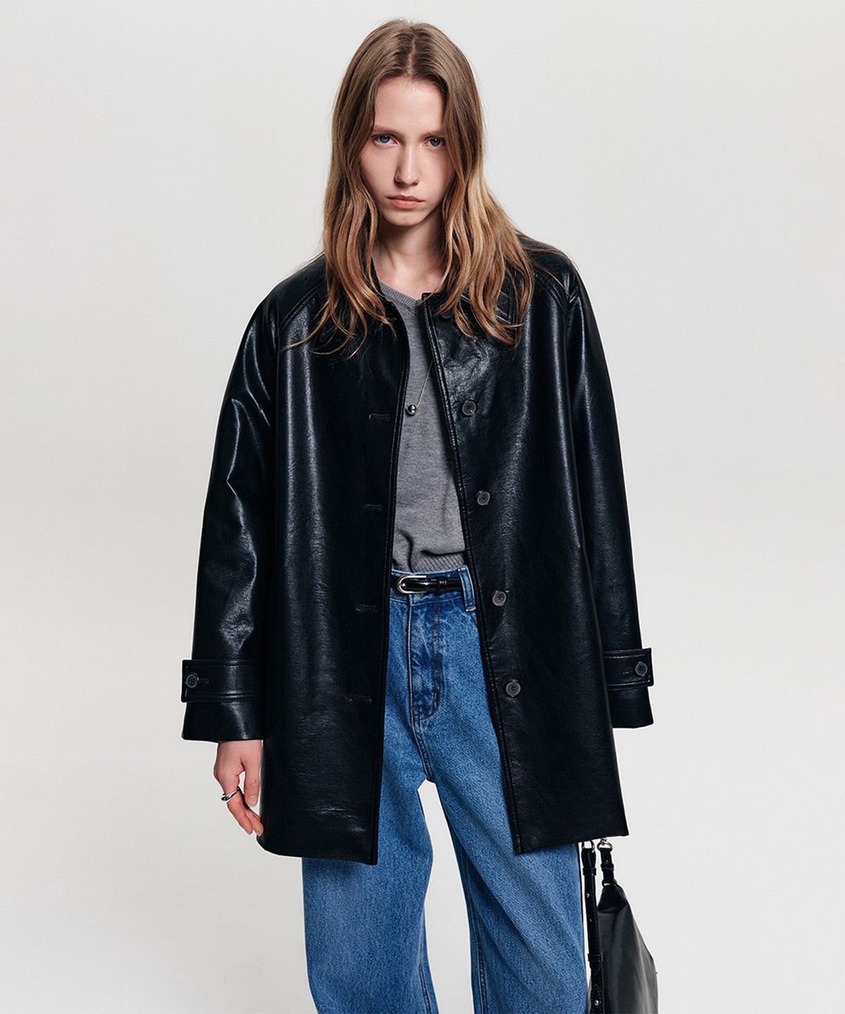 룩캐스트(LOOKAST) 레아 벨티드 비건 레더 하프 코트 / LEA BELTED VEGAN LEATHER HALF COAT_2colors