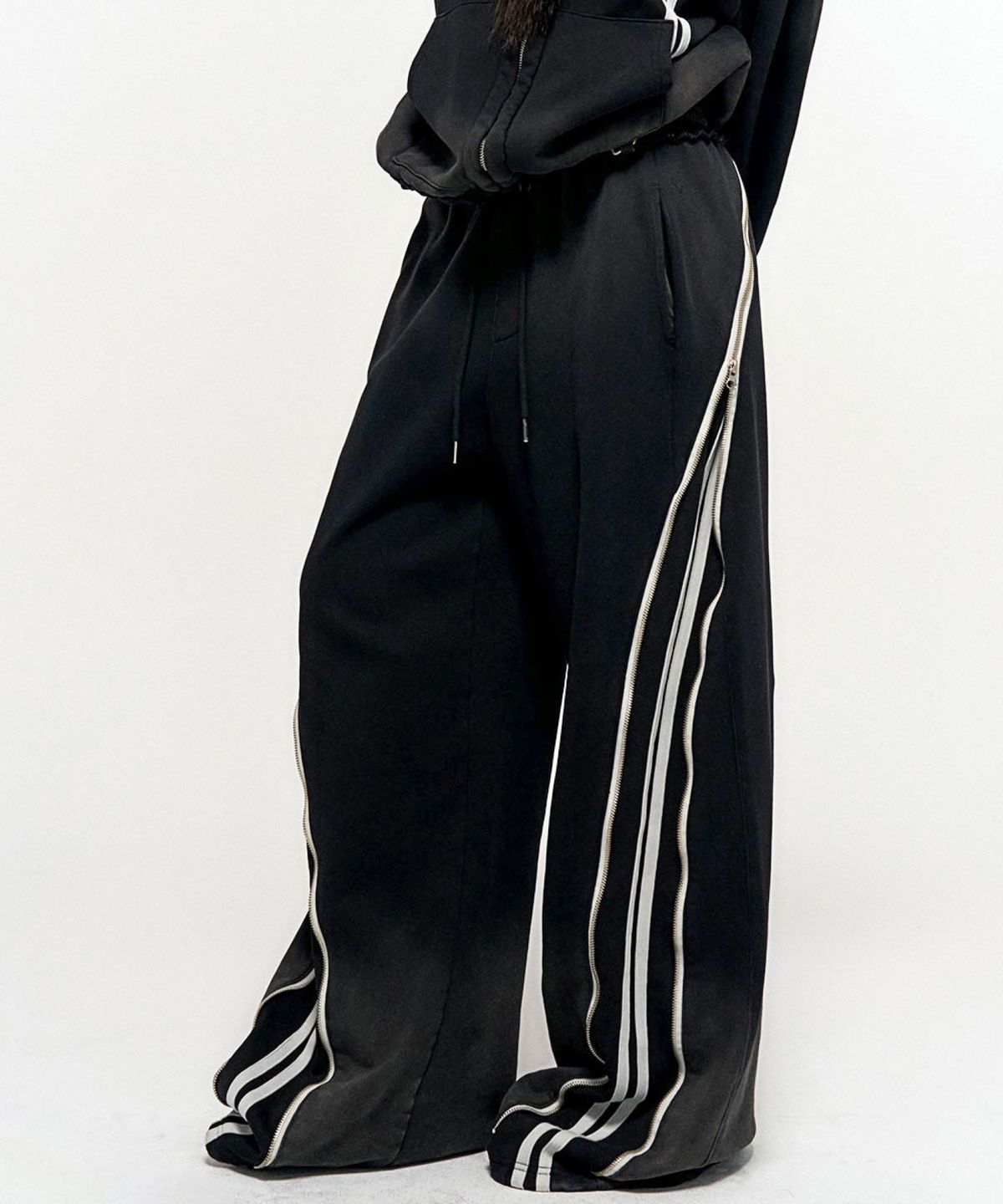 스키즘 인듀싱(SCHISM INDUCING) HIDDEN LINE ZIPPER SWEATPANTS BLACK