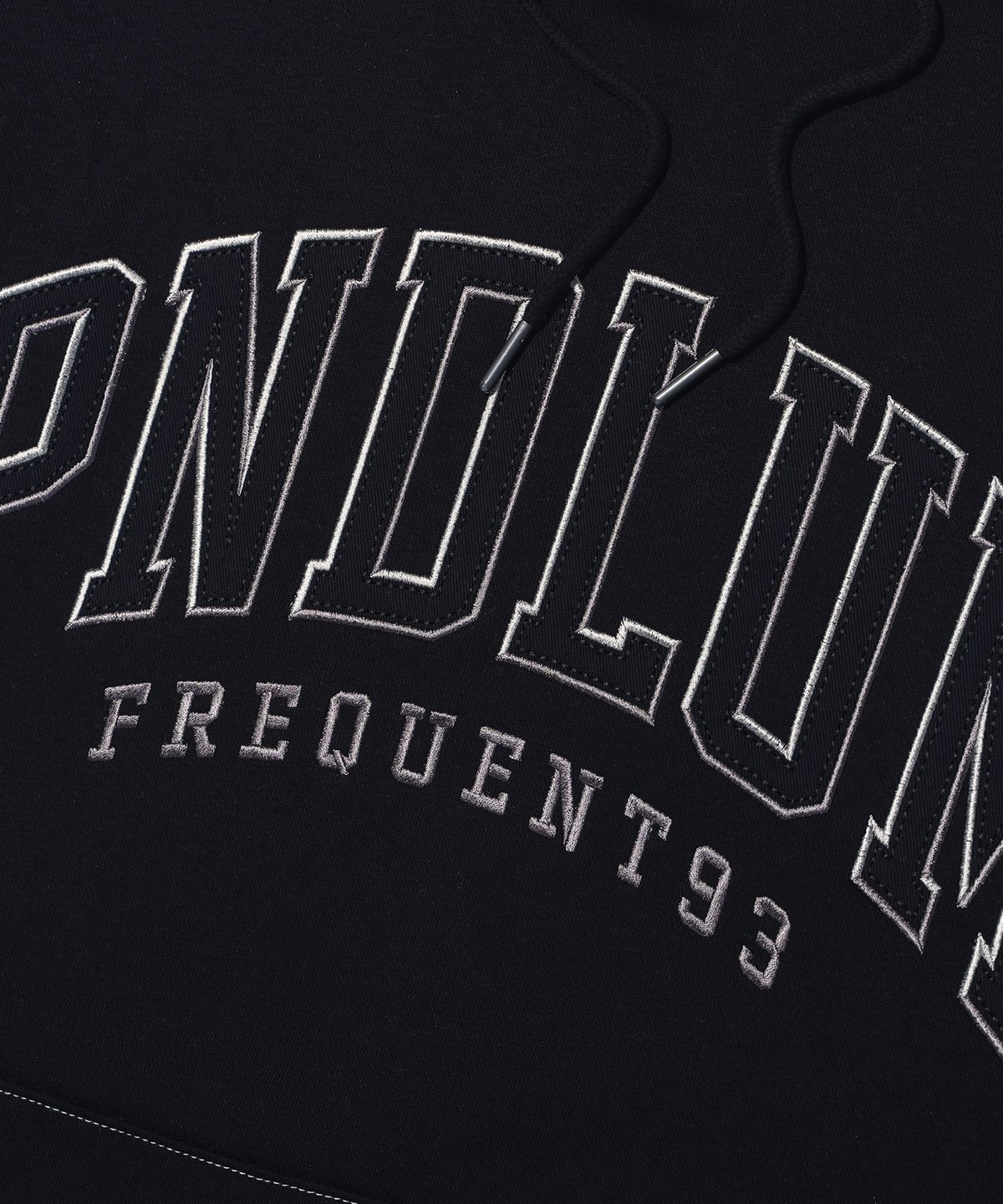 펜듈럼(PENDULUM) 아플리케 자수 로고 후드티 LQ6TU148_BLACK