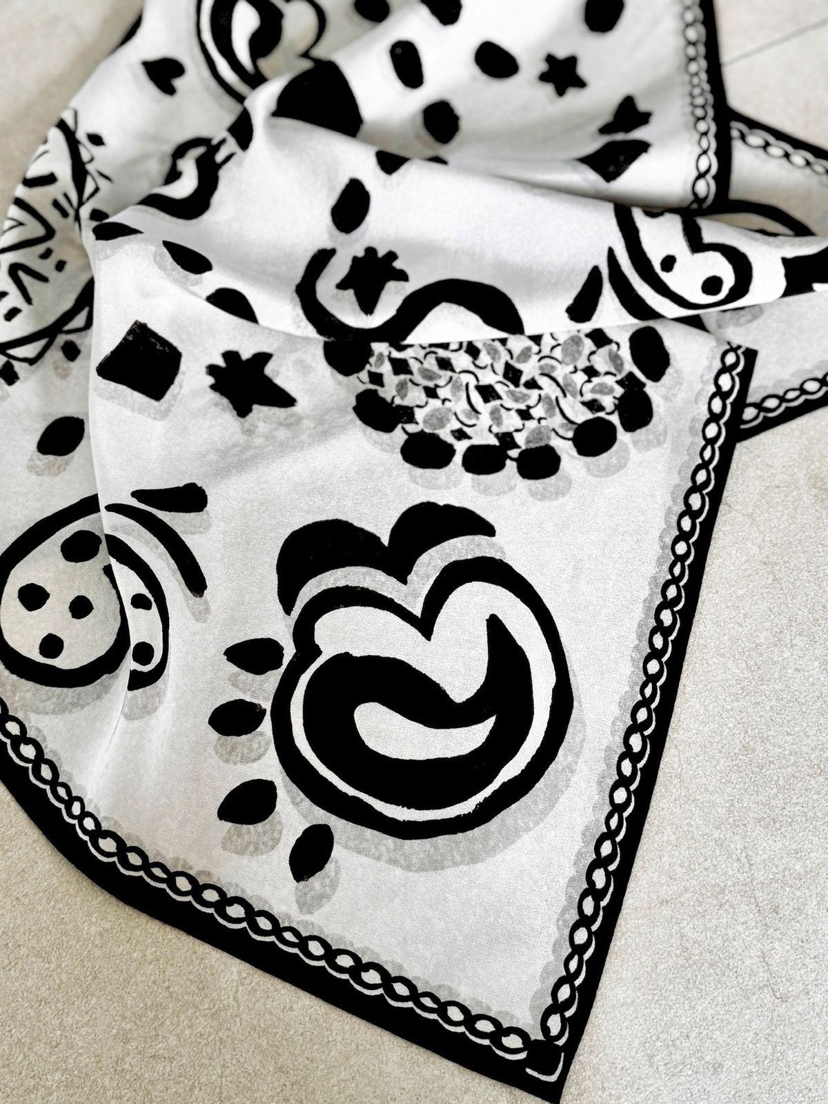 마레트라(MARAETHRA) My Jewellery Box Silk Square Scarf 마이 쥬얼리박스 실크 스퀘어 스카프