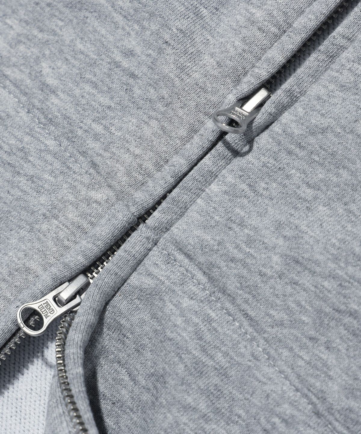 펜듈럼(PENDULUM) 투톤 아치 로고 후드집업 LQ6TU149_MELANGE GREY